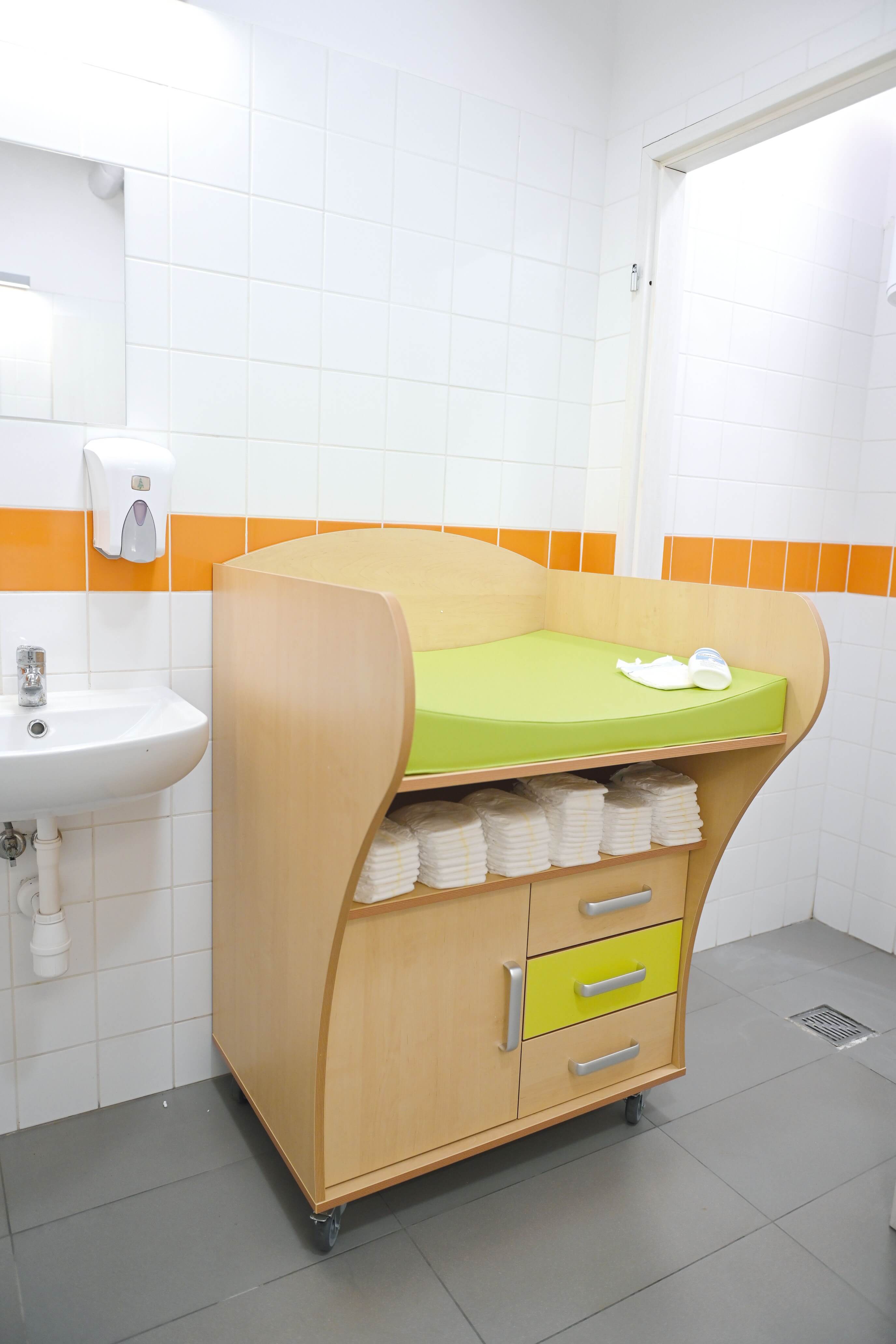 Wickelkommode auf Rollen inkl. Wickelauflage