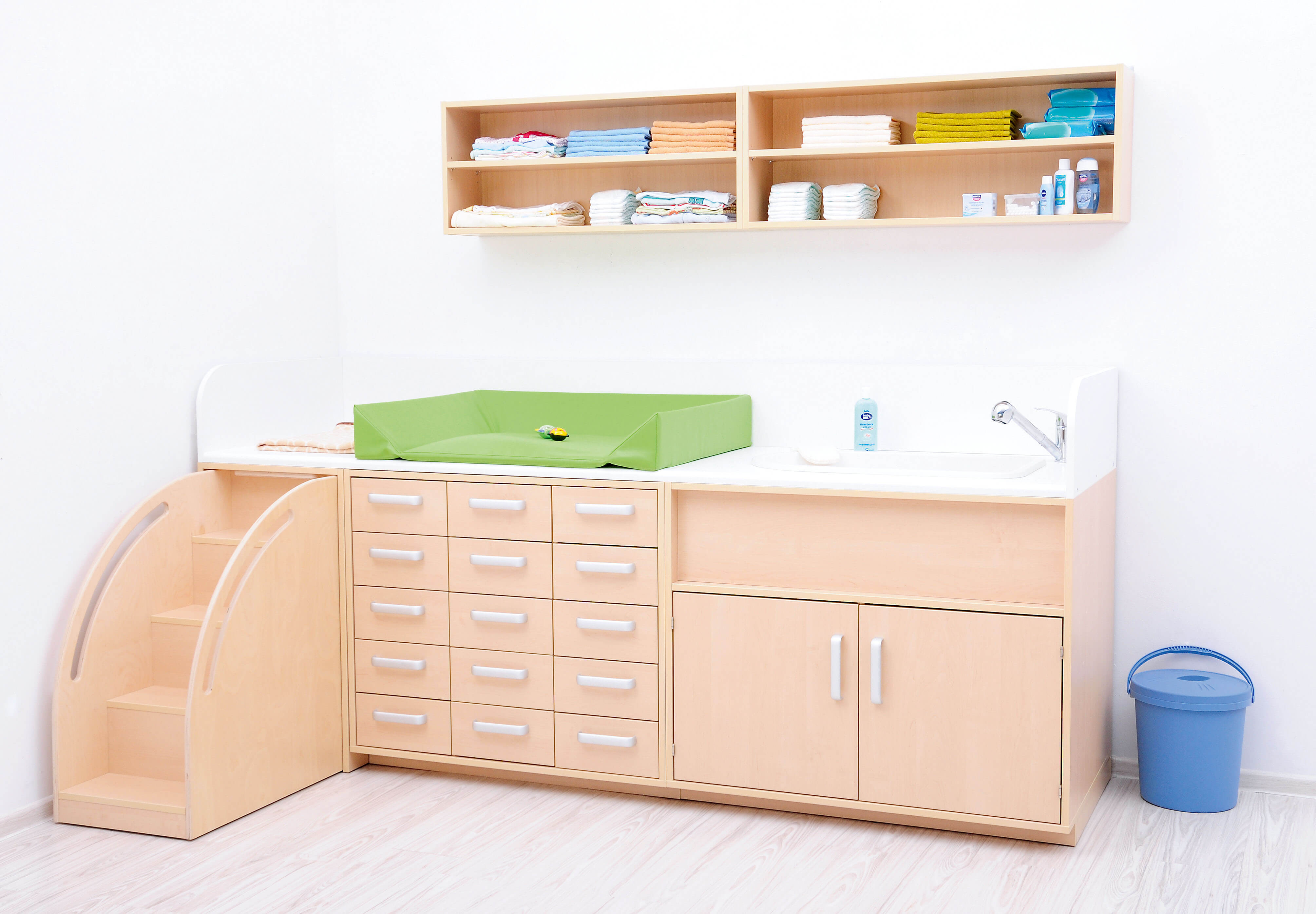 Wickelkommoden-Landschaft XXL mit Treppe und Waschbecken/Badewanne