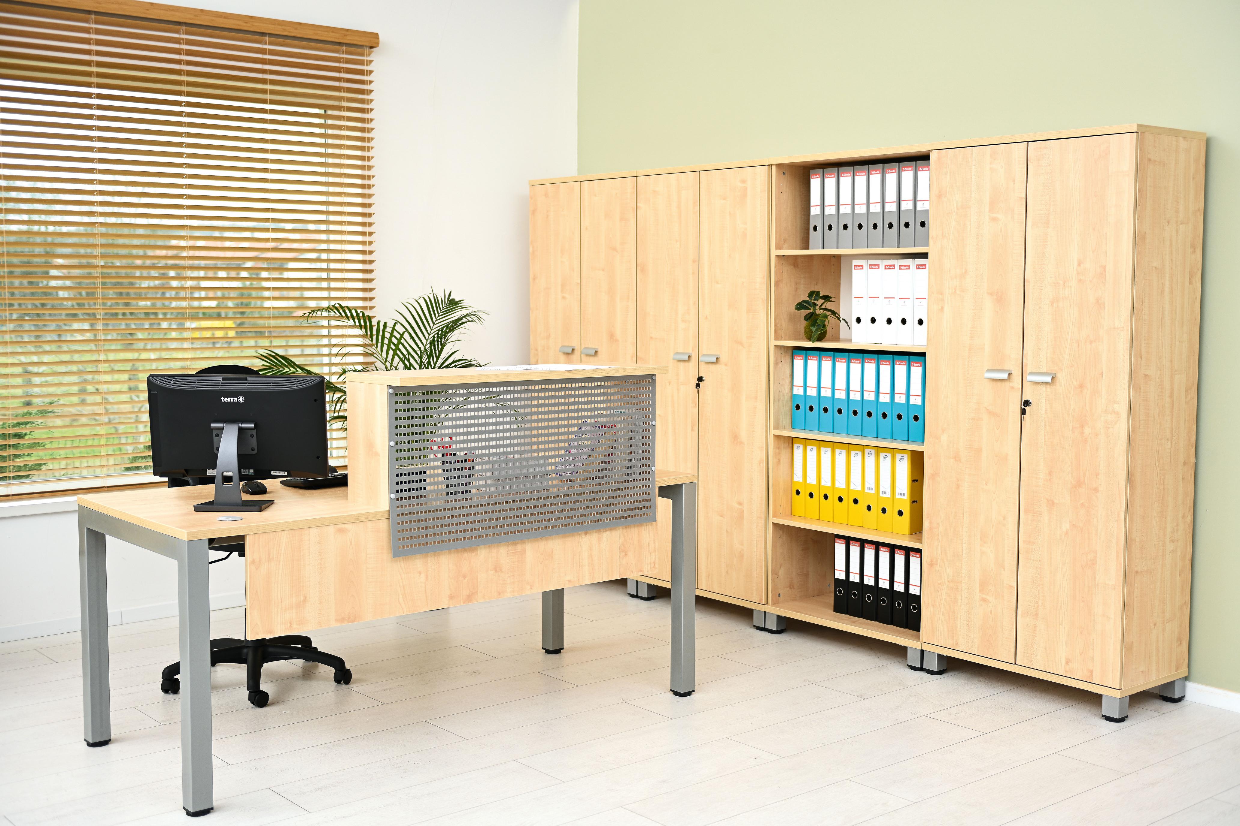 Moderner Rezeptionstresen mit Büromöbeln und Ordnern.