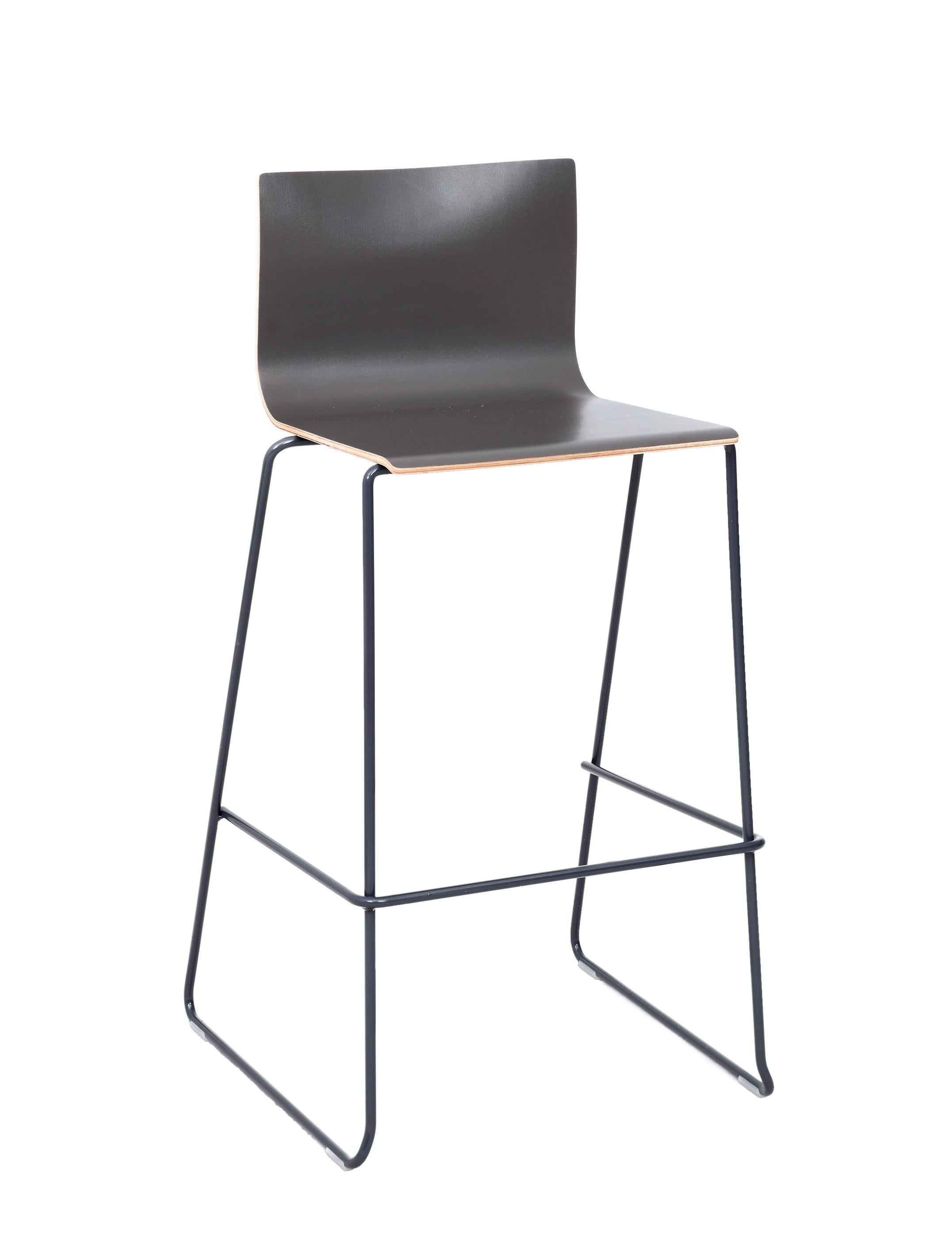 Moderner Barhocker mit anthrazitfarbenem Sperrholzsitz.