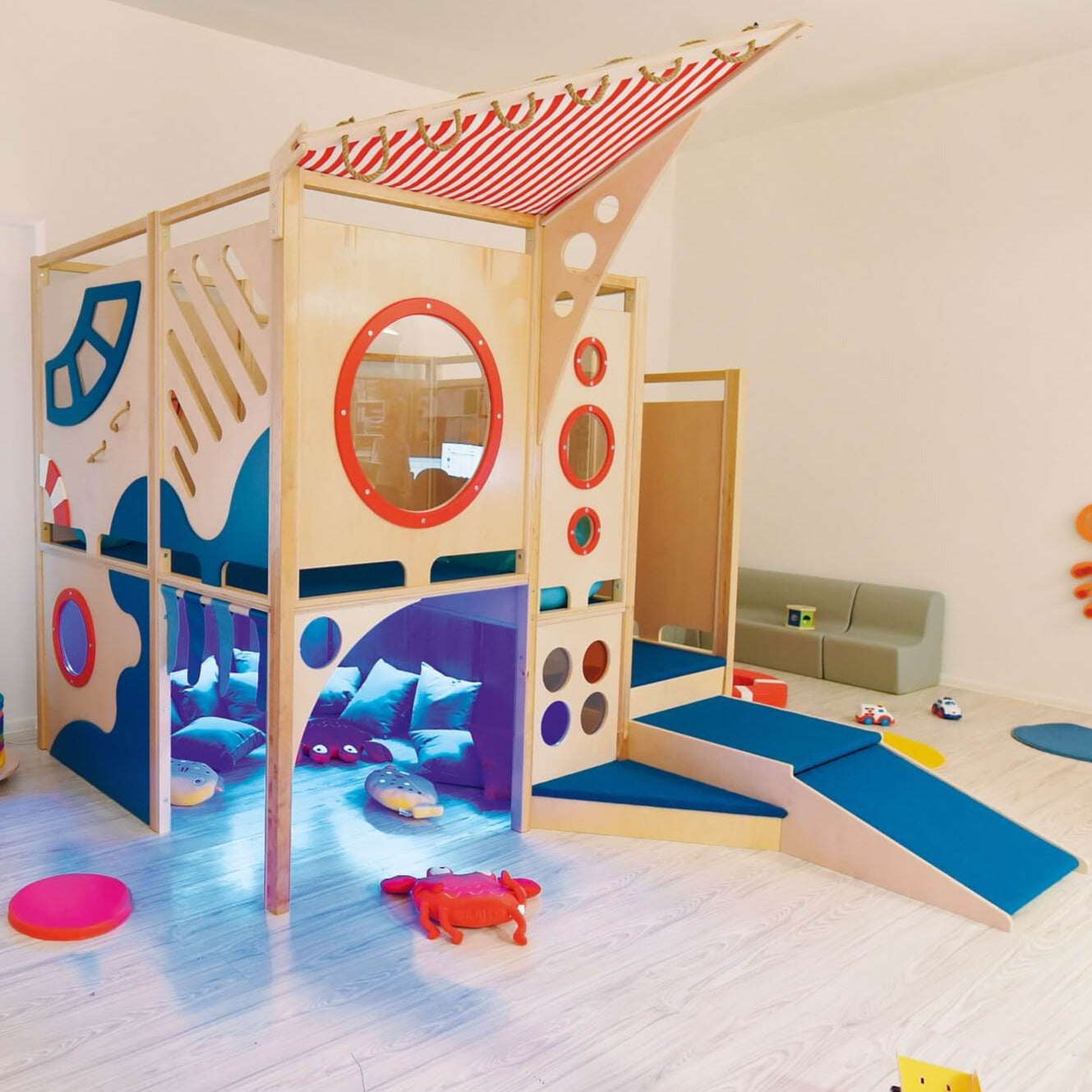 Kindergarten Spielburg Neptun im Gruppenraum mit Kuschelecke und LED-Lampen