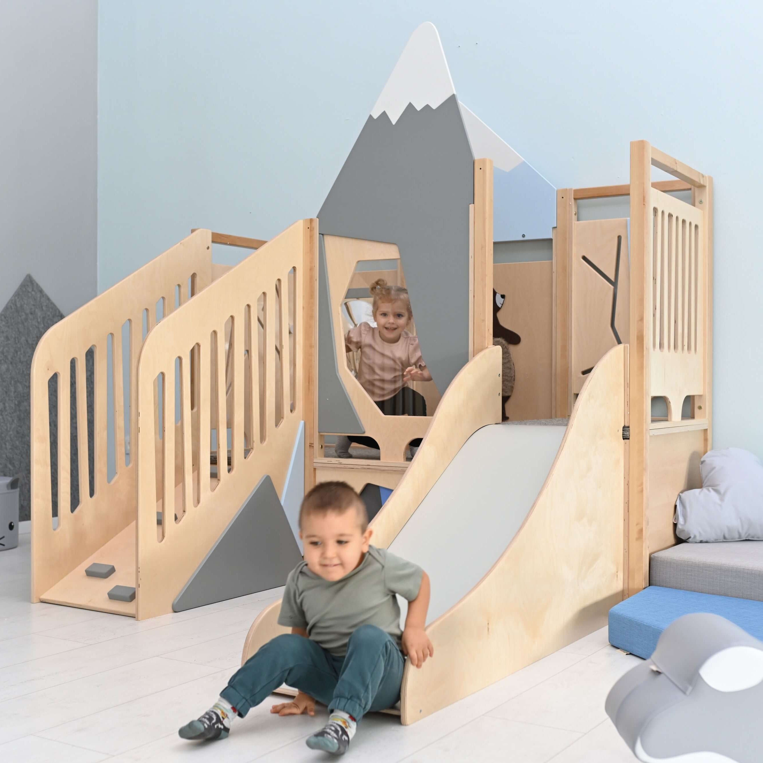 Kindergarten Spielpodest Alpenblick im Gruppenraum mit Kindern