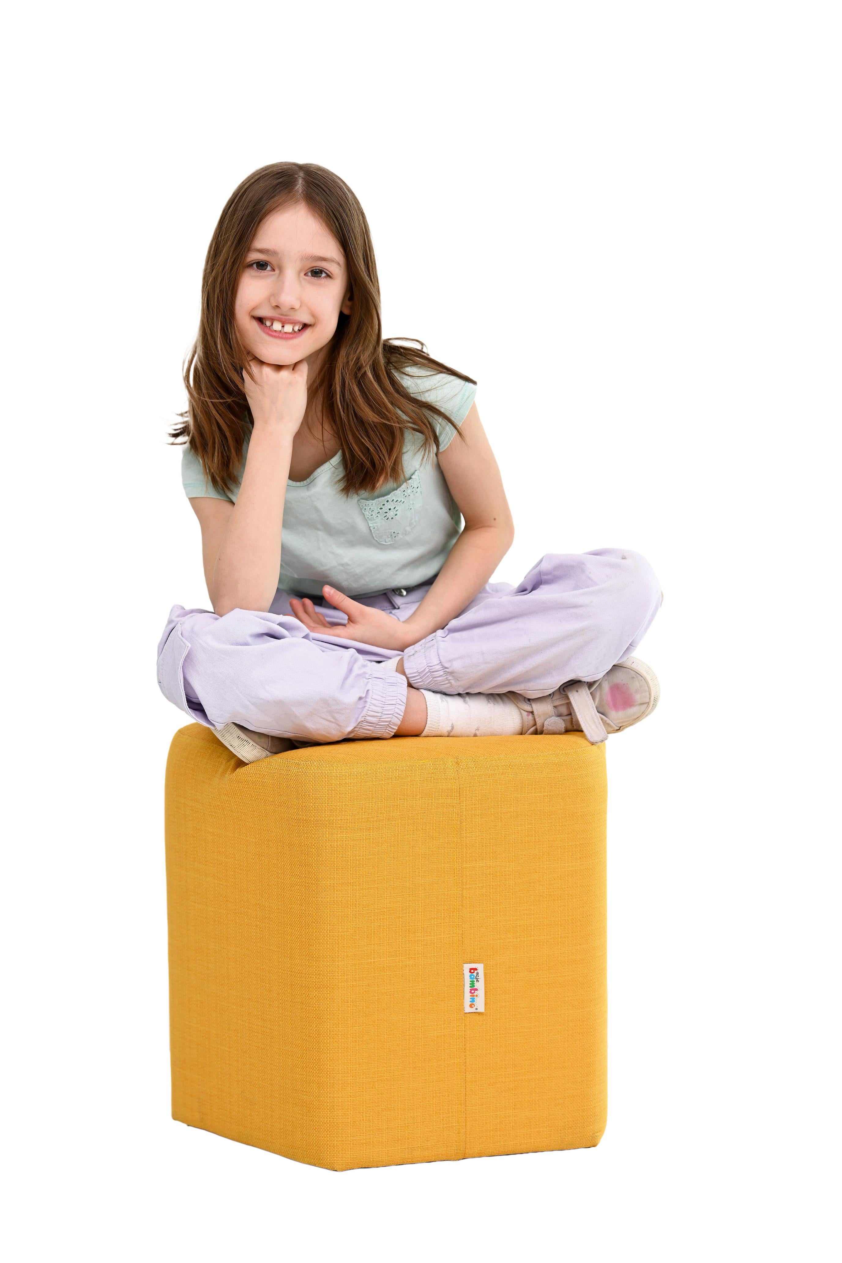Mädchen auf Inflamea Hocker pentagonal H42cm, Sitzhocker pentagonal H42cm