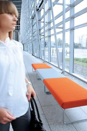 Sitzlandschaft Flow 3: Moderne Sitzmöbel im Foyer.