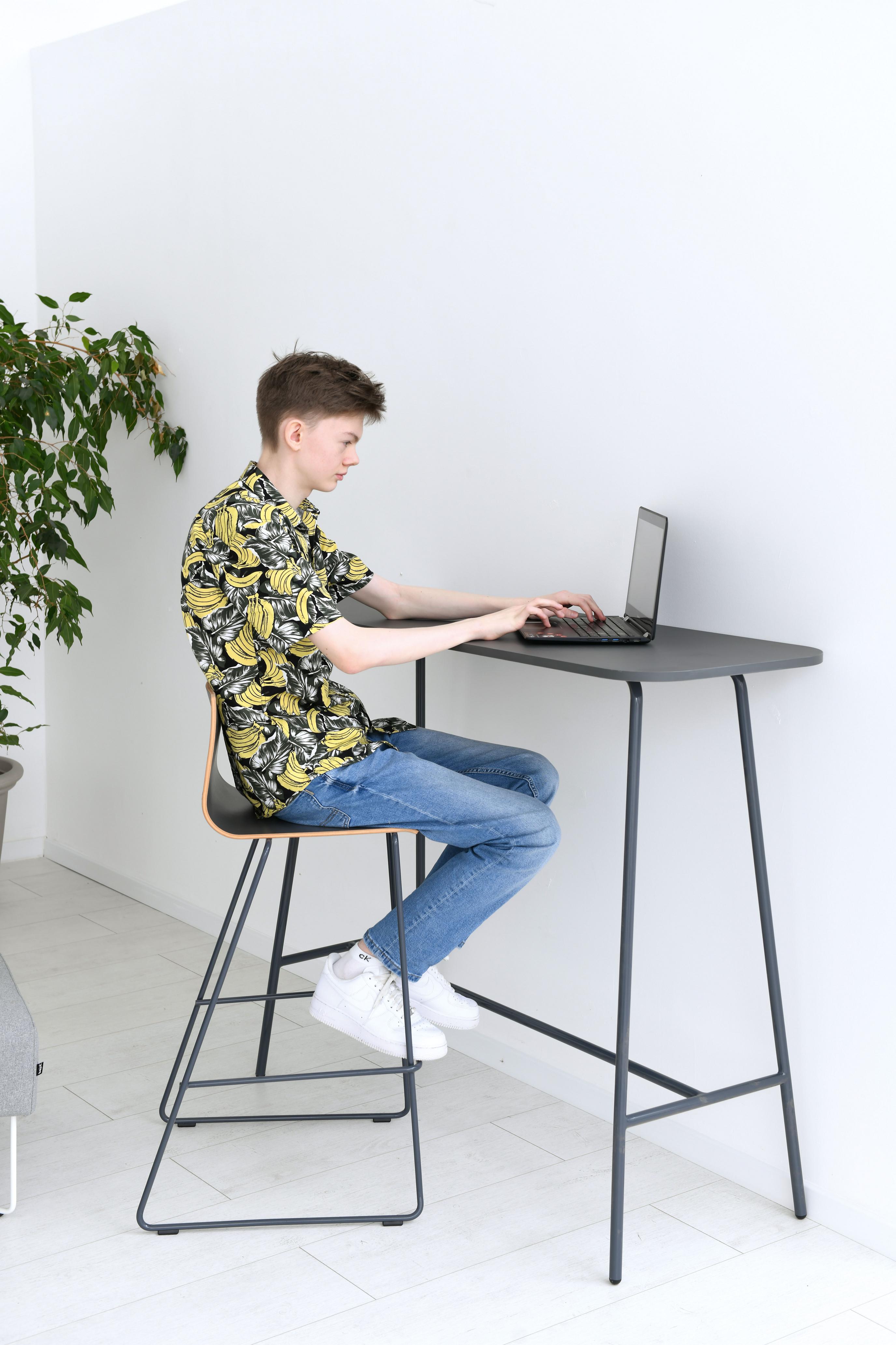 Mann am anthrazit Hochtisch, moderner Konferenzraum.