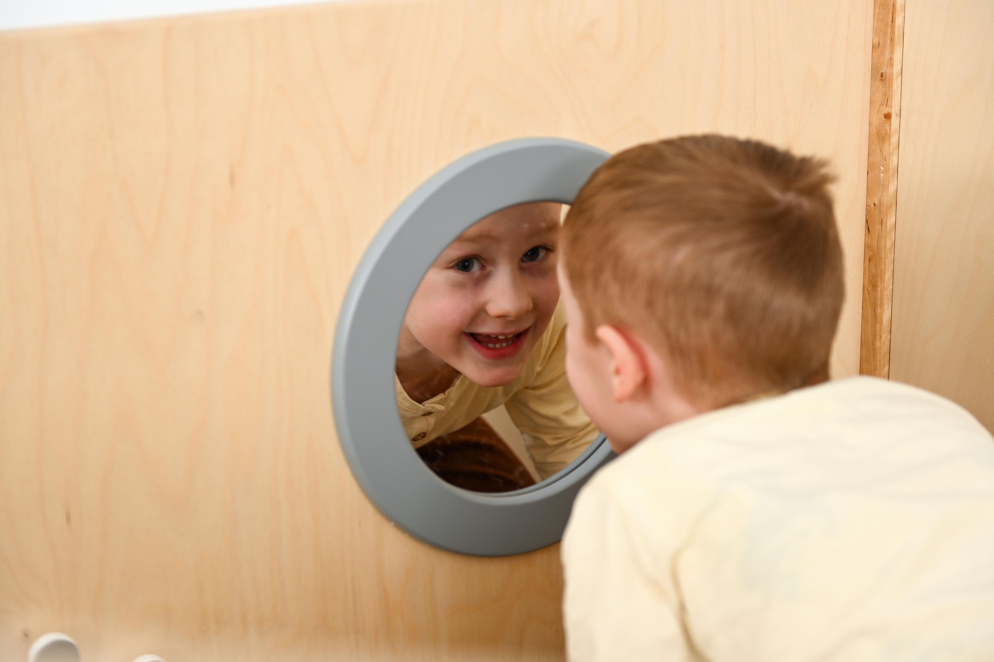 Sensorische Spielecke mit Spiegel in der Hochebene.