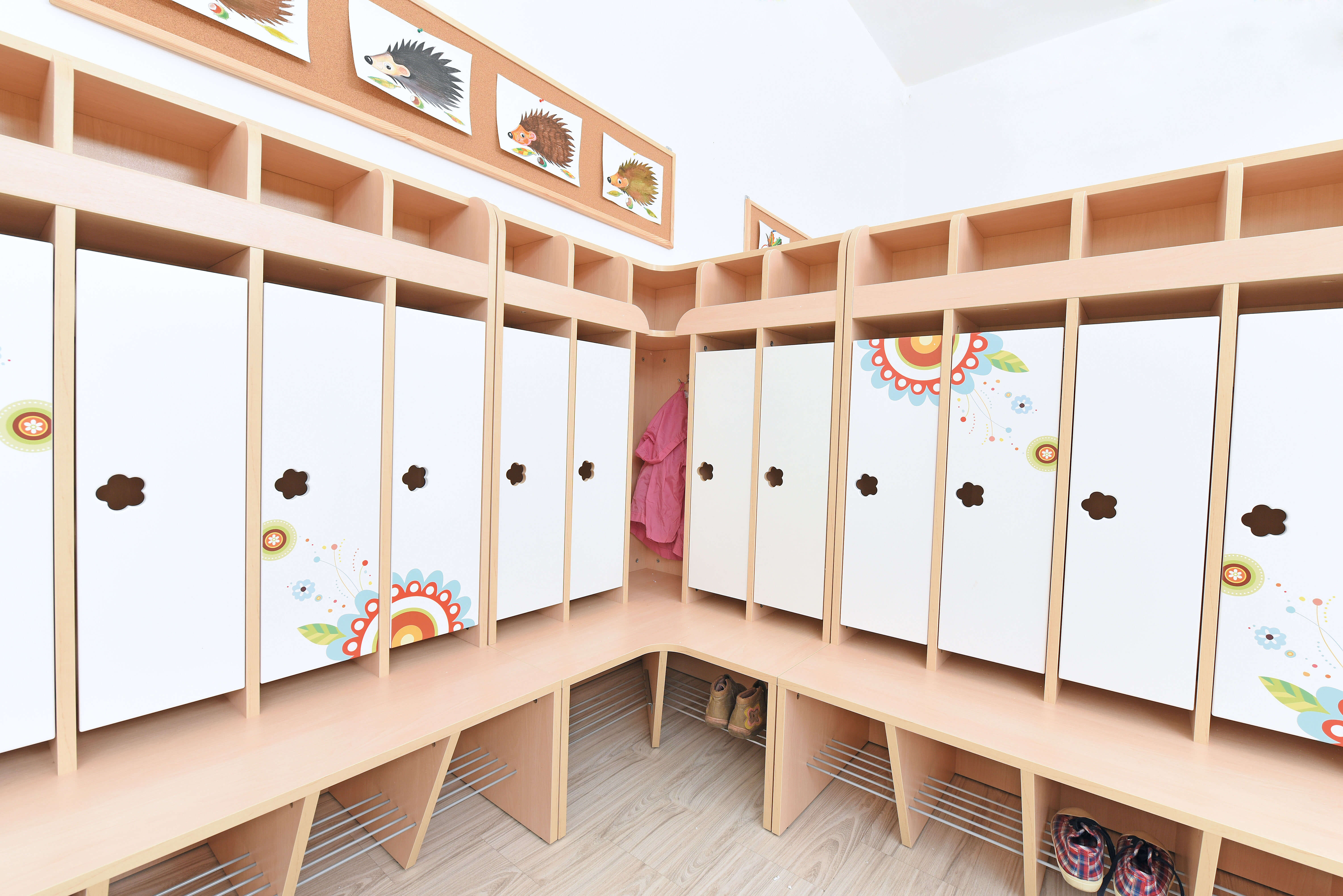 Ruimtebesparende garderobe Mariposa met bank, configureerbaar - verschillende kleuren en maten