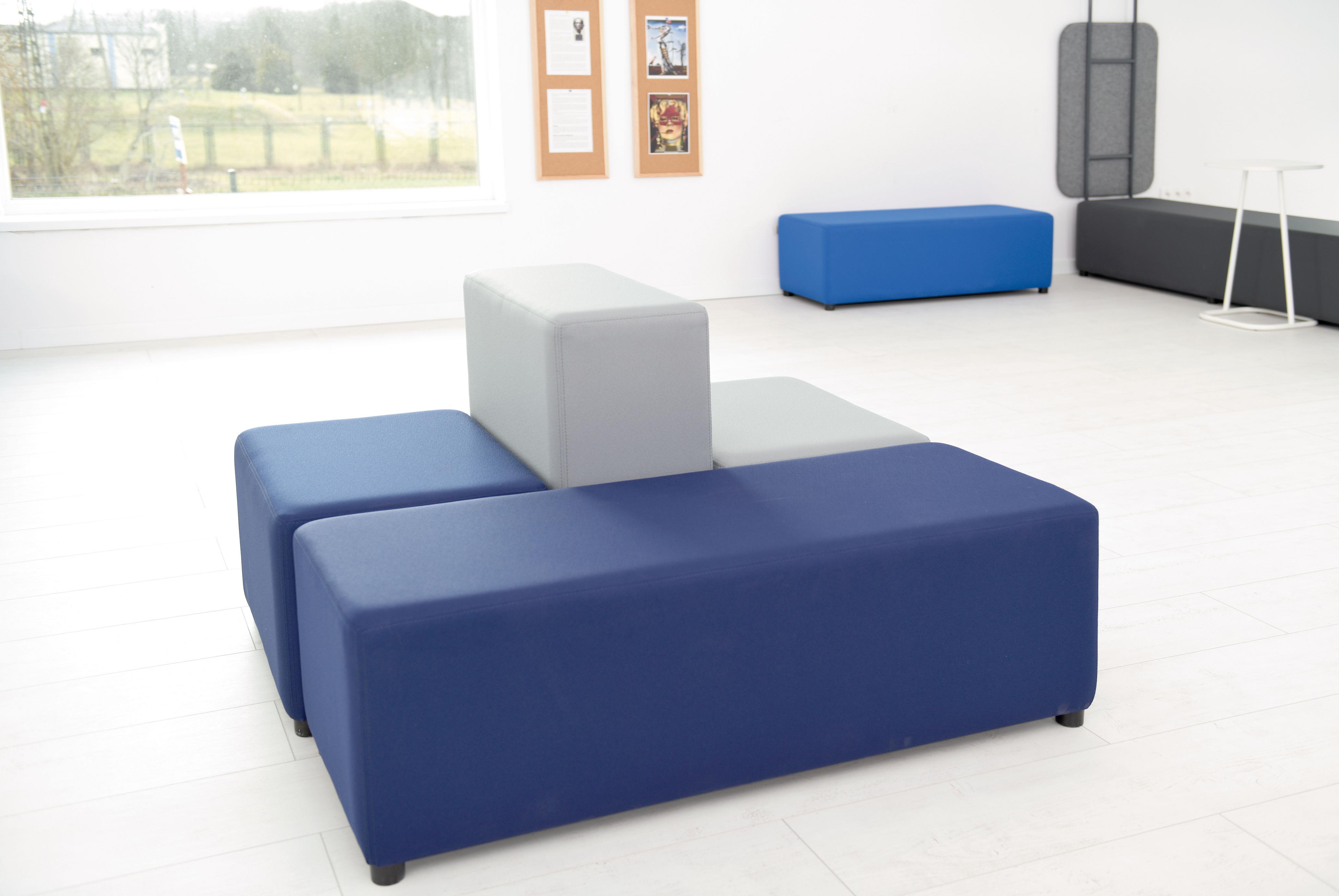 Sitzlandschaft Blocks maxi 6 in hellem Foyer.