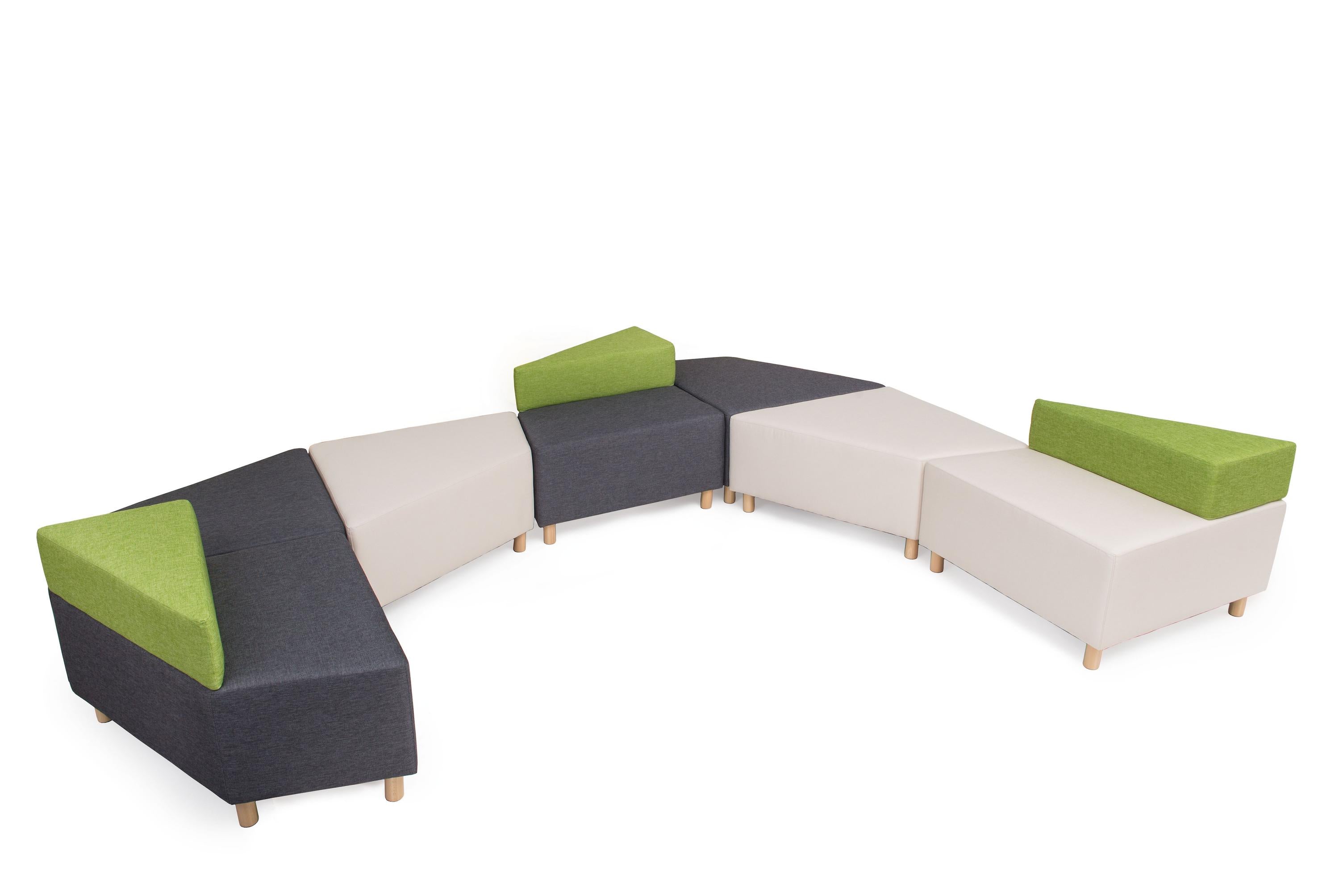 Modulare Sitzlandschaft ZigZag in verschiedenen Farben angeordnet.