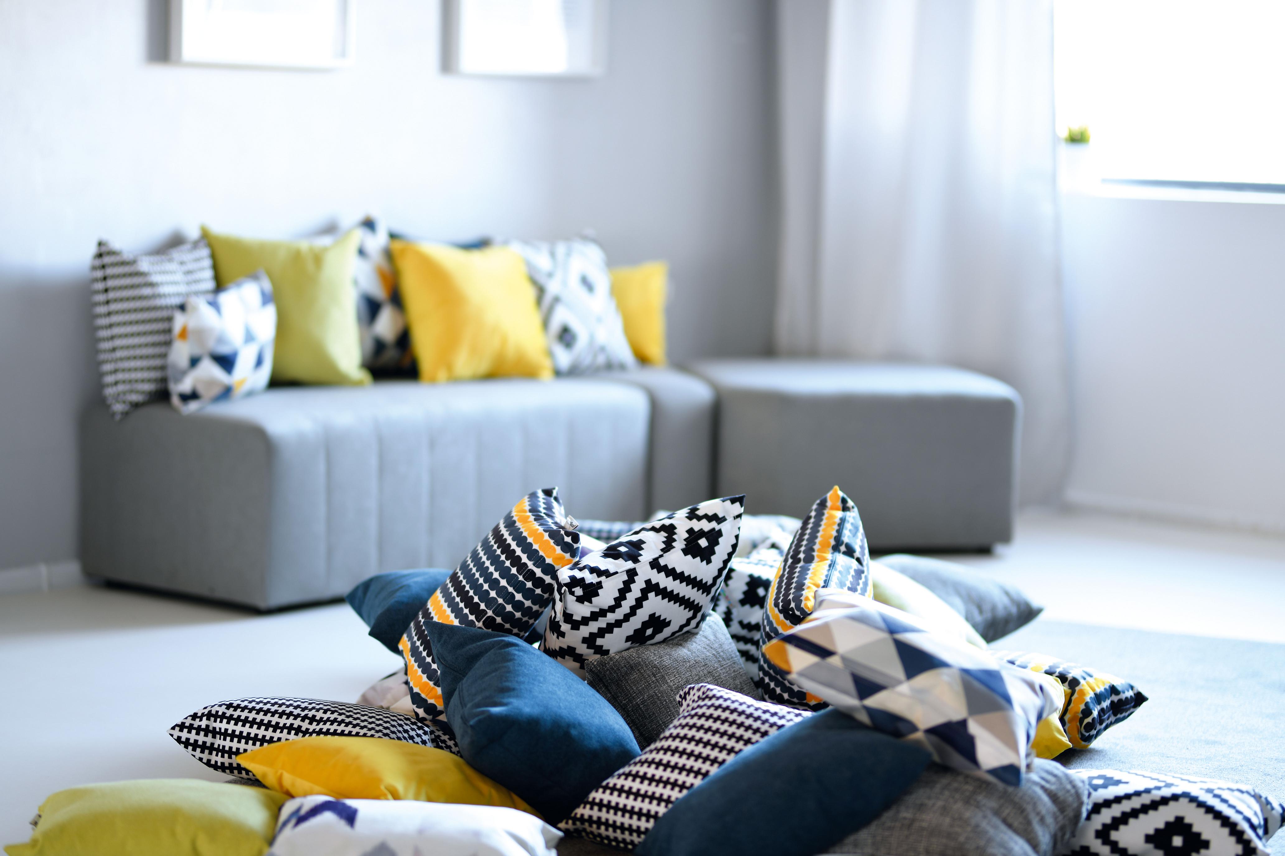 Kissen für Sitzlandschaft im modernen Gruppenraum arrangiert.