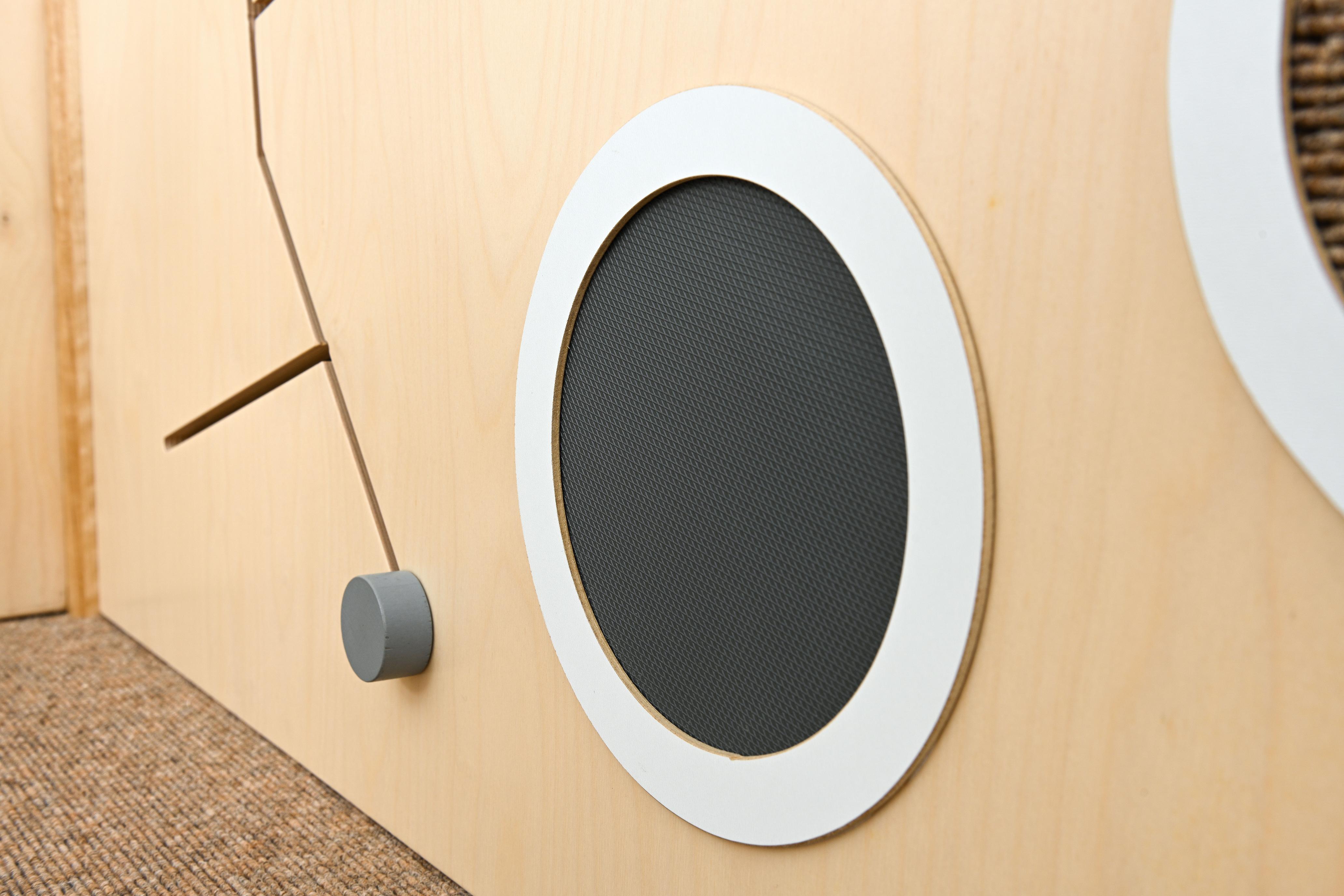 Sensorische Spielecke mit Naturtönen und rundem Designelement.