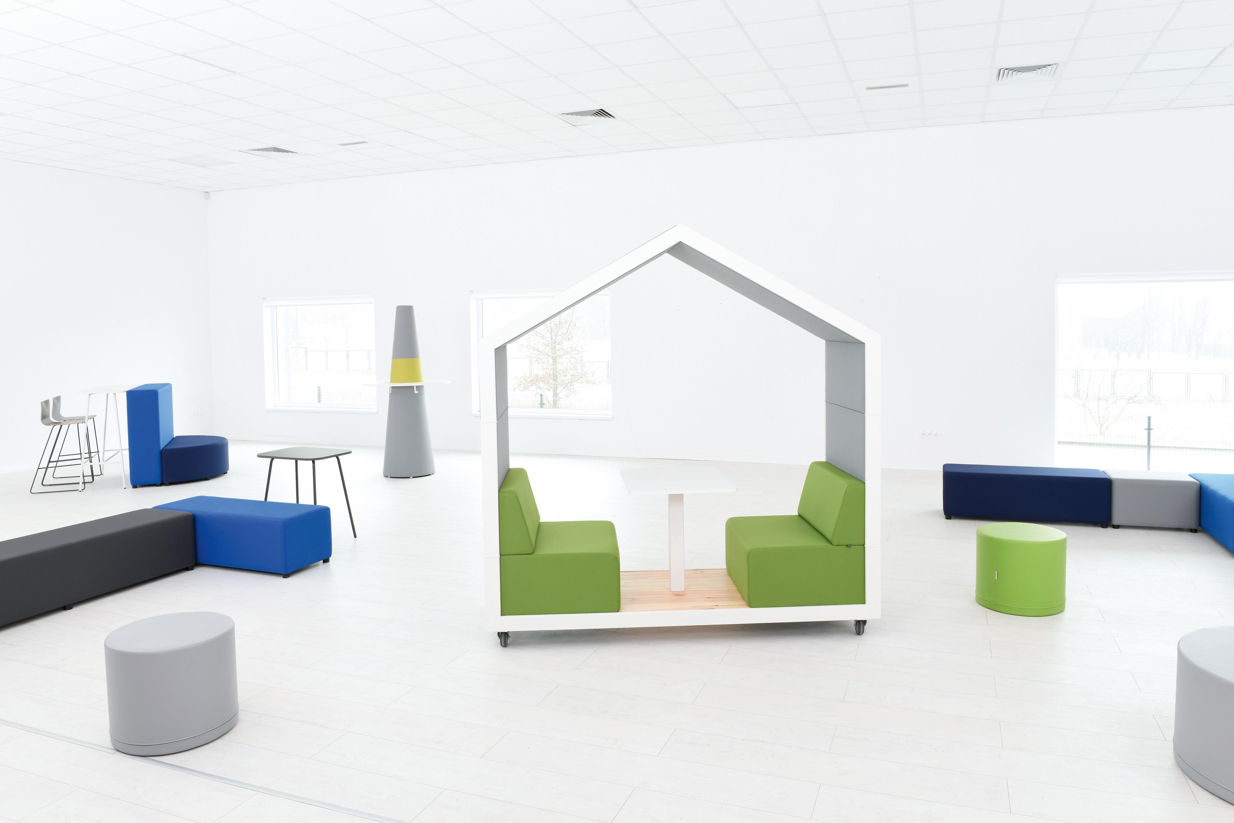 Grüne Meeting Box in modernem, hellen Raum.