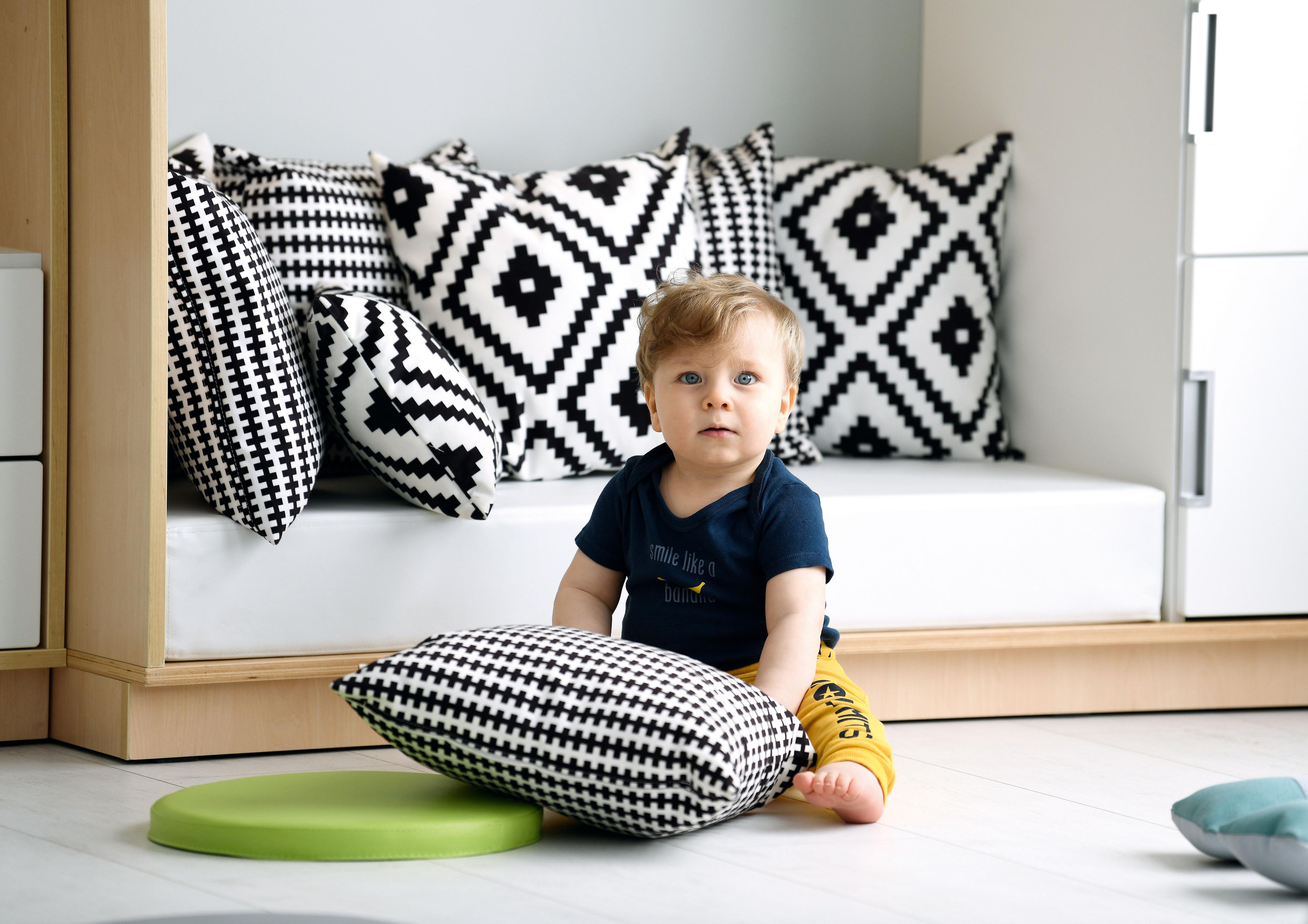 Kissen für Sitzlandschaft in lebendigem Spielbereich präsentiert.