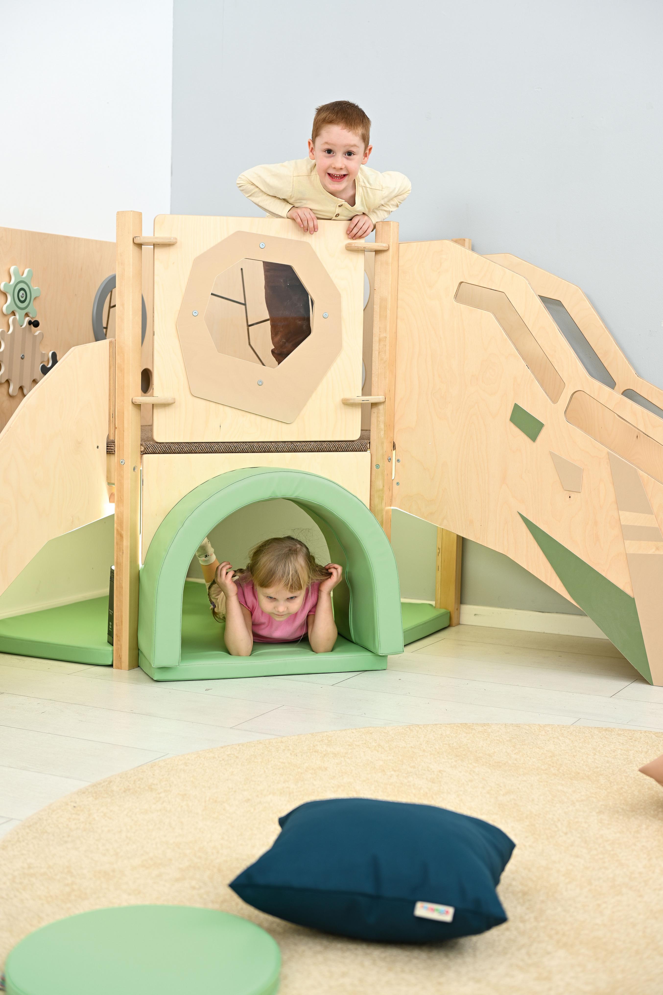 Sensorische Spielecke mit Hochebene und kindgerechtem Design.