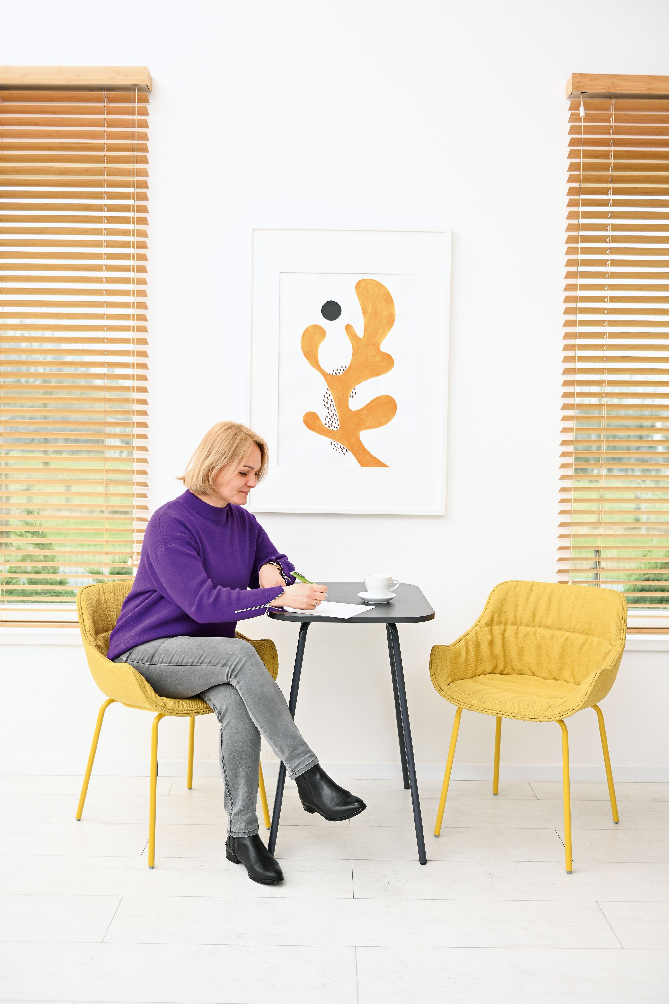 Modul Blocks maxi – Beistelltisch mit 4 Beinen in anthrazit.