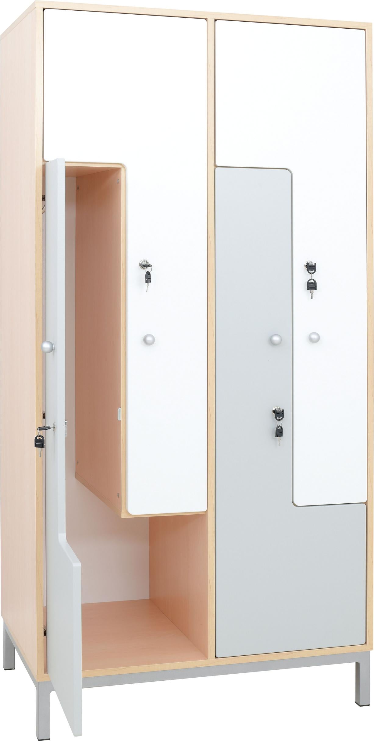 Kleiderschrank mit offenen weiß-grauen Türen für Personal.