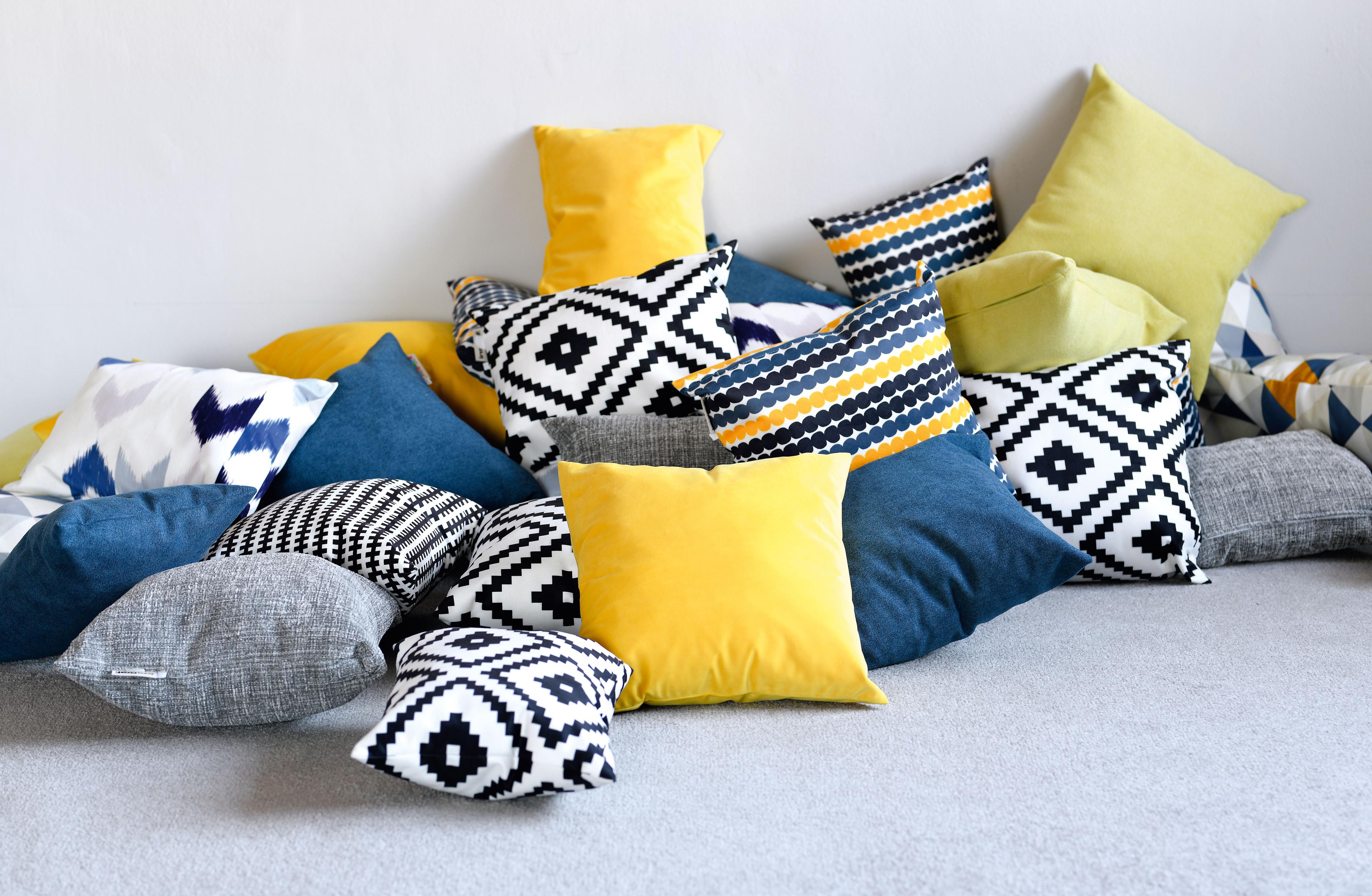 Bunte Kissen für gemütliche Sitzlandschaft im Raum.