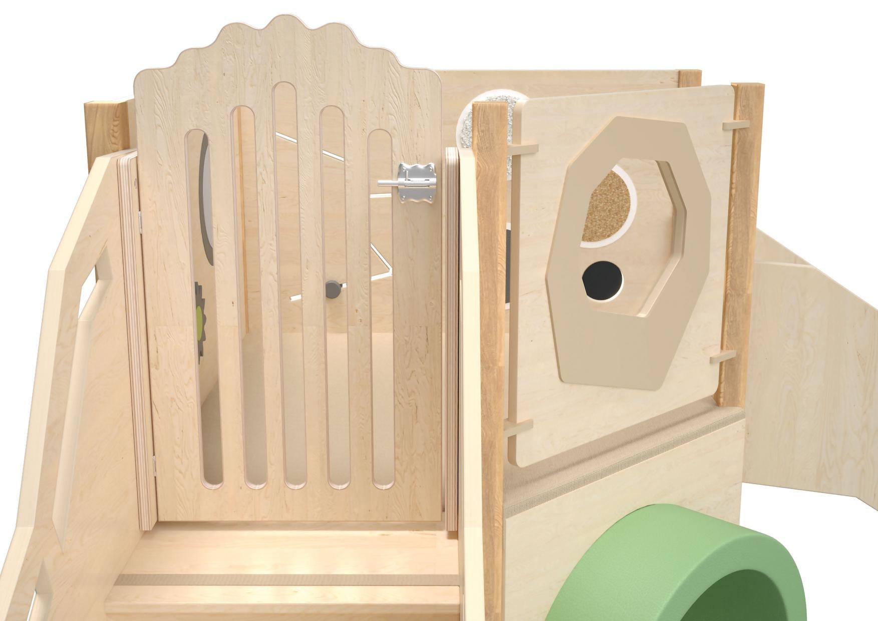 Sensorische Spielecke mit hölzerner Tür und Spielwand.