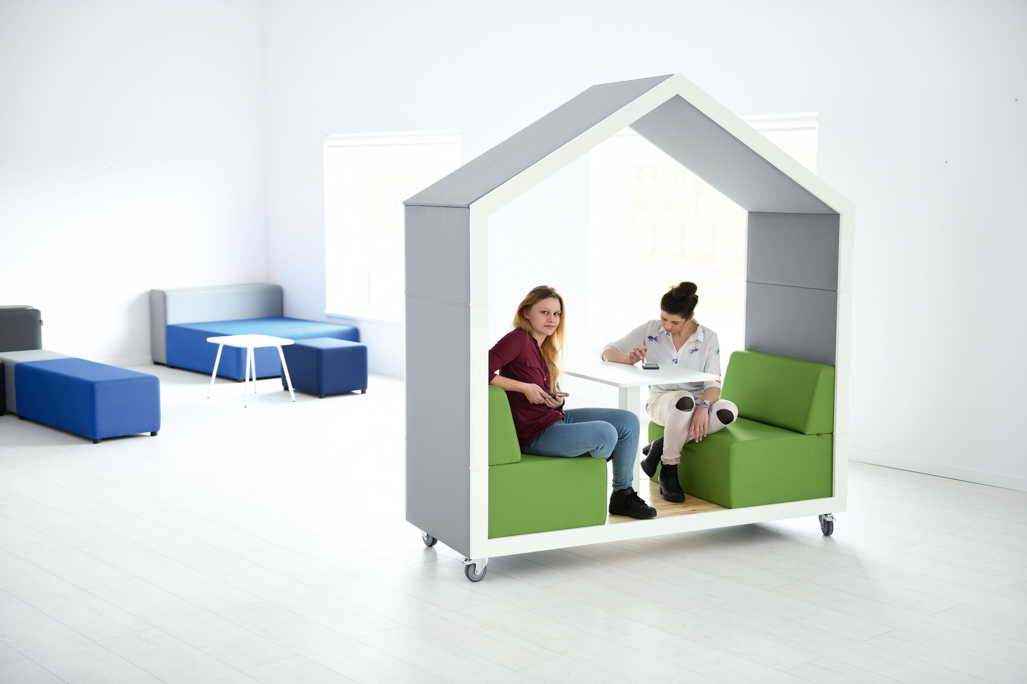 Meeting box mit zwei Personen; ideal für Schulen.