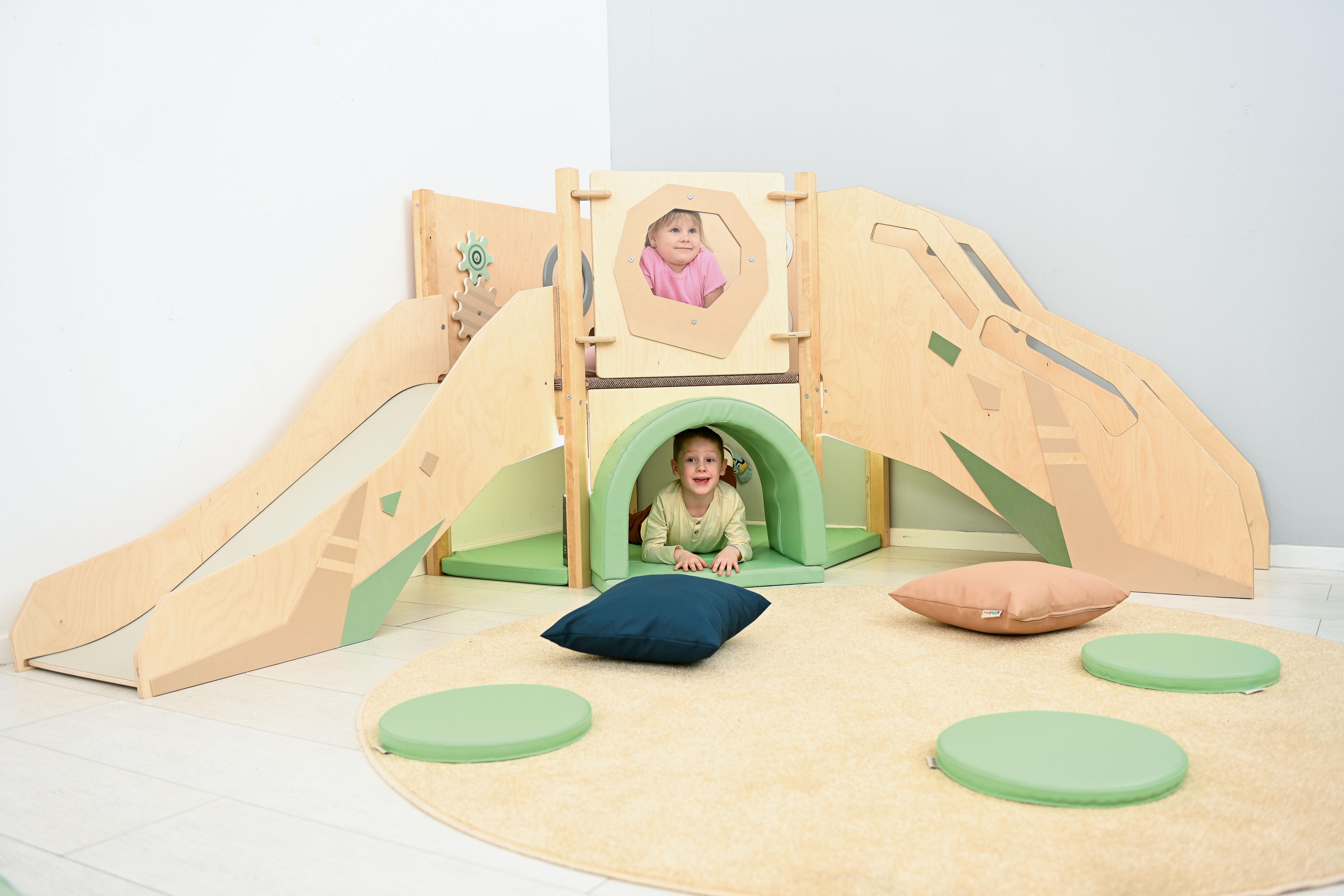 Sensorische Spielecke auf Hochebene mit Rutsche und Tunnel.