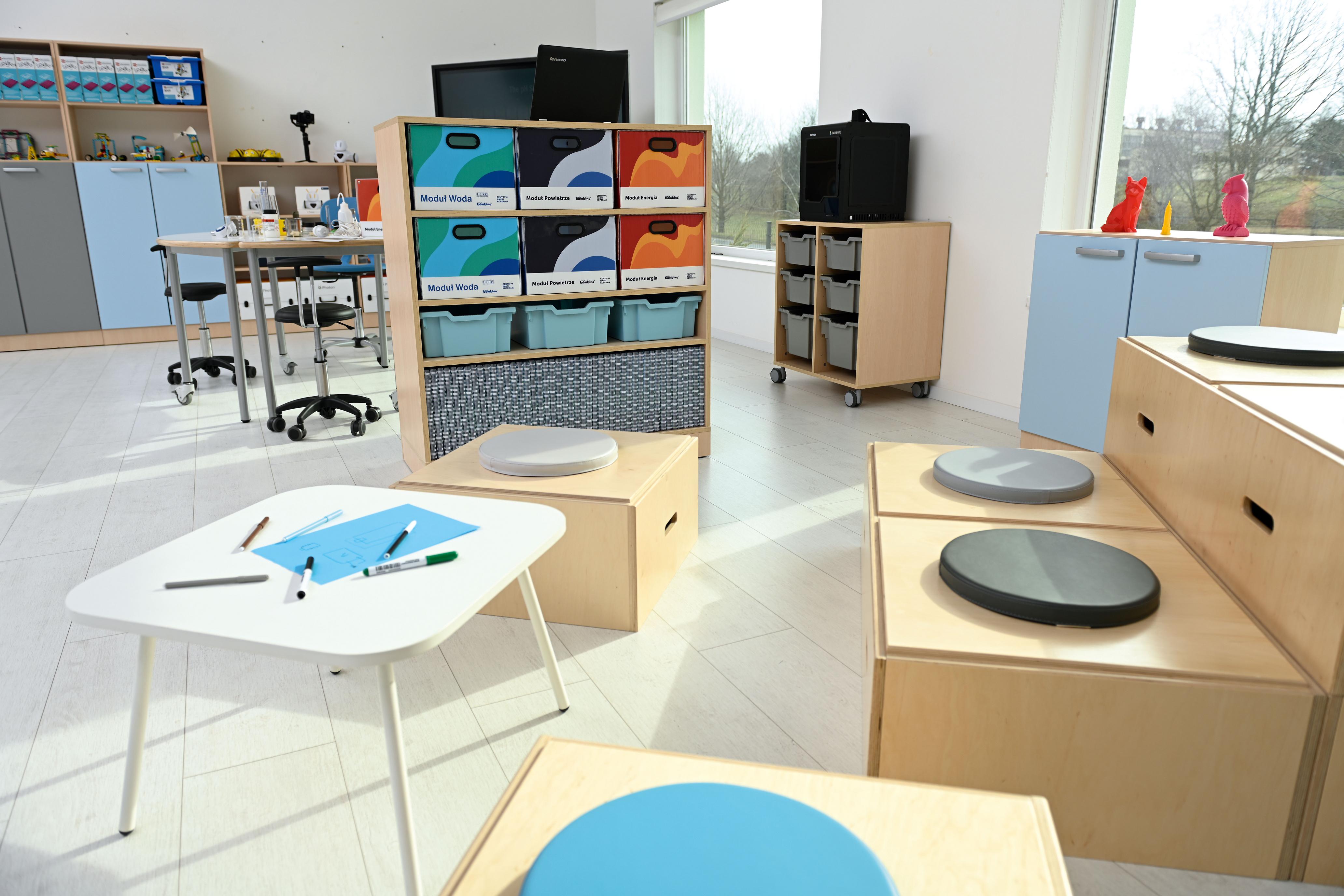 Beistelltisch mit 4 Beinen in modernem Klassenzimmer.