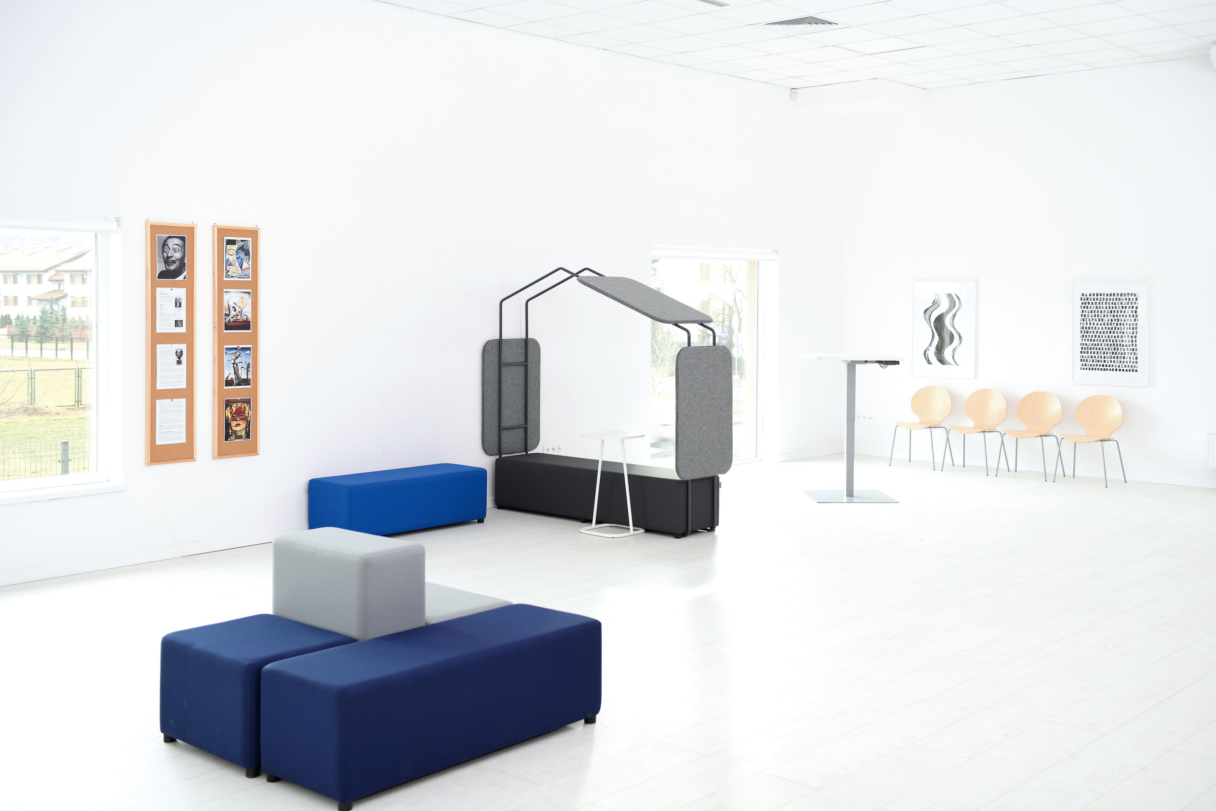 Sitzlandschaft und Lobbymöbel in modernem, hellen Foyer.