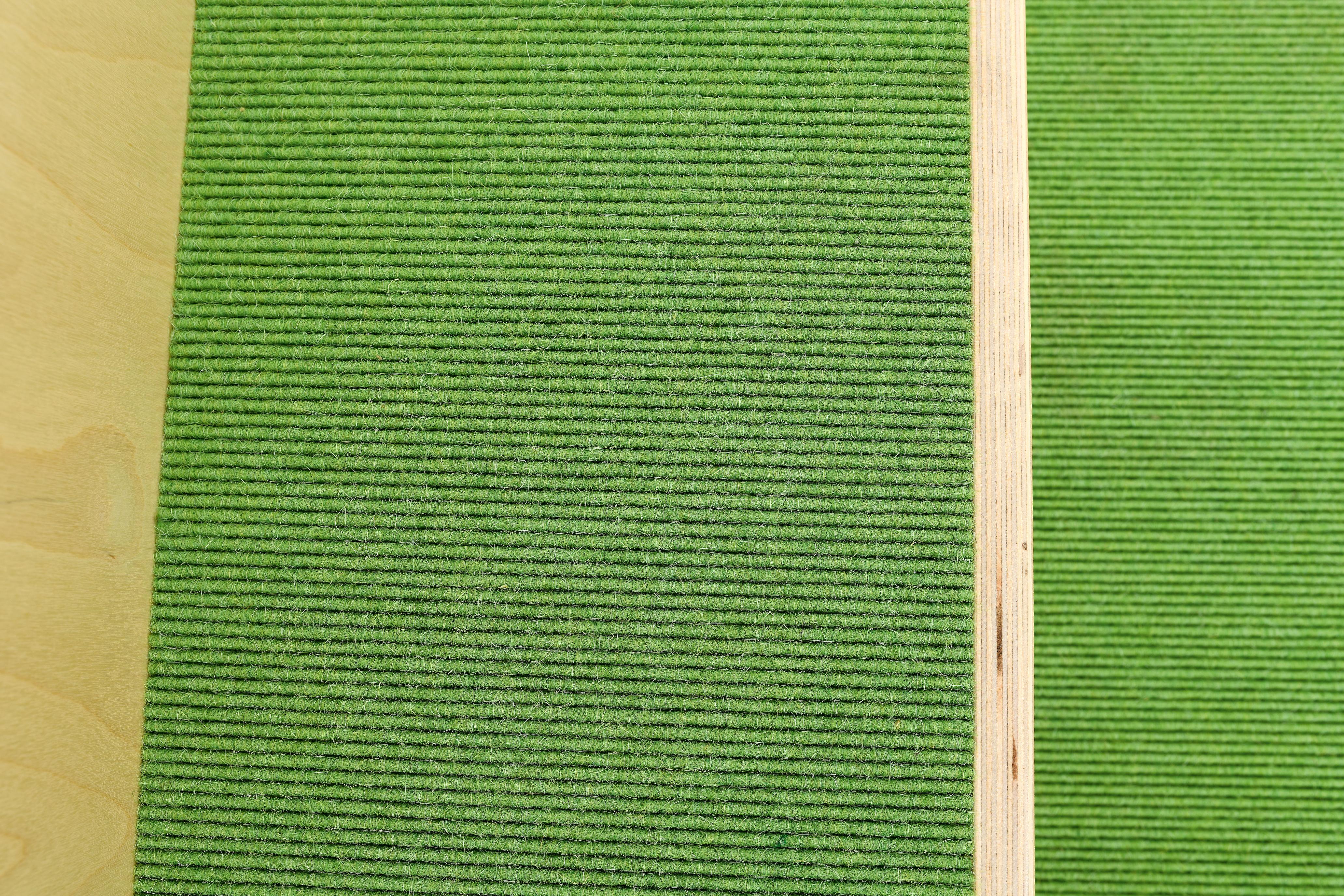 Grüner Tretford-Teppich auf Holz für Stufenpodest/Sitzecke.