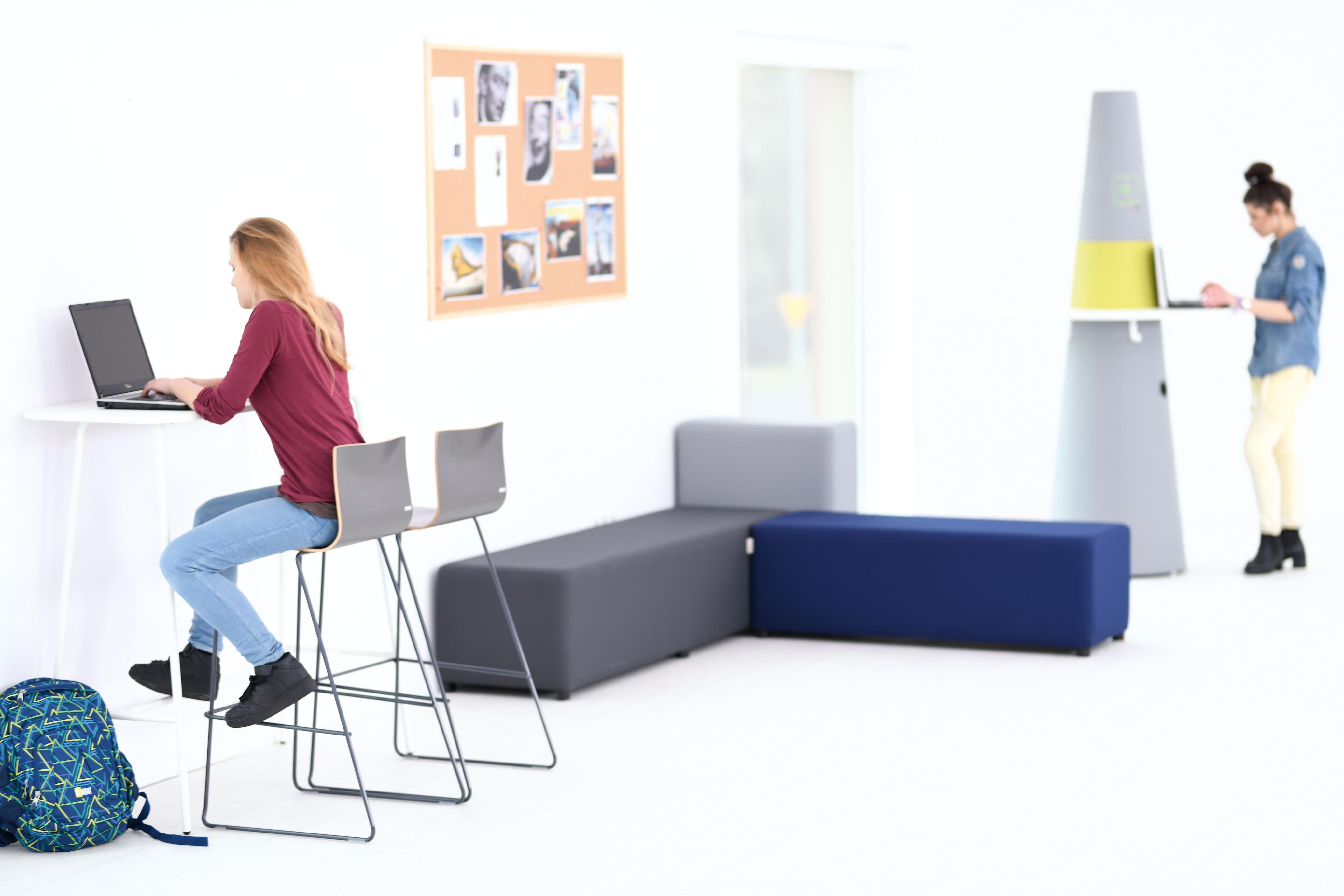 Barhocker Cool im modernen Lernraum mit Laptop-Nutzung.