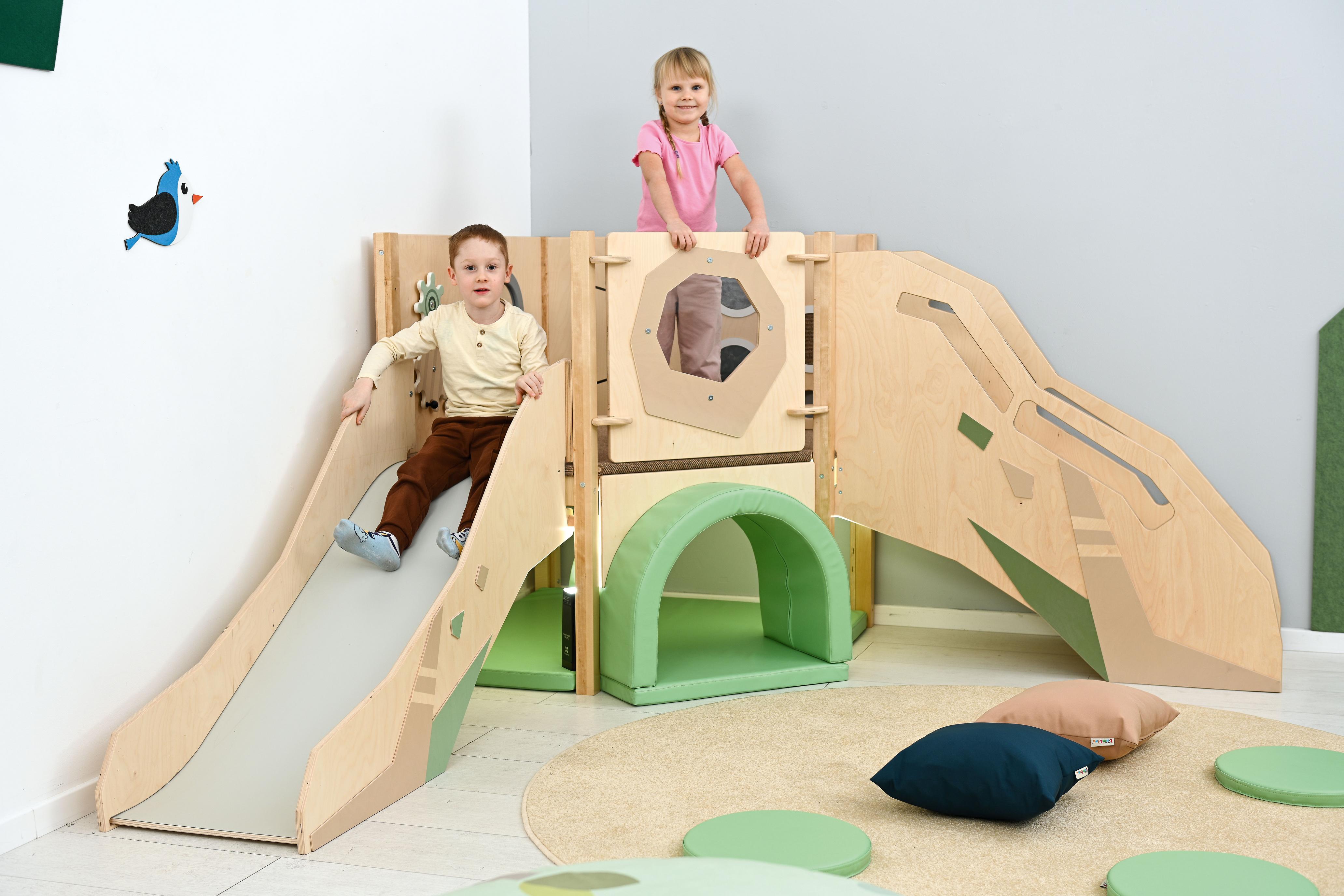 Sensorische Spielecke auf Hochebene mit Rutsche und Tunnel.