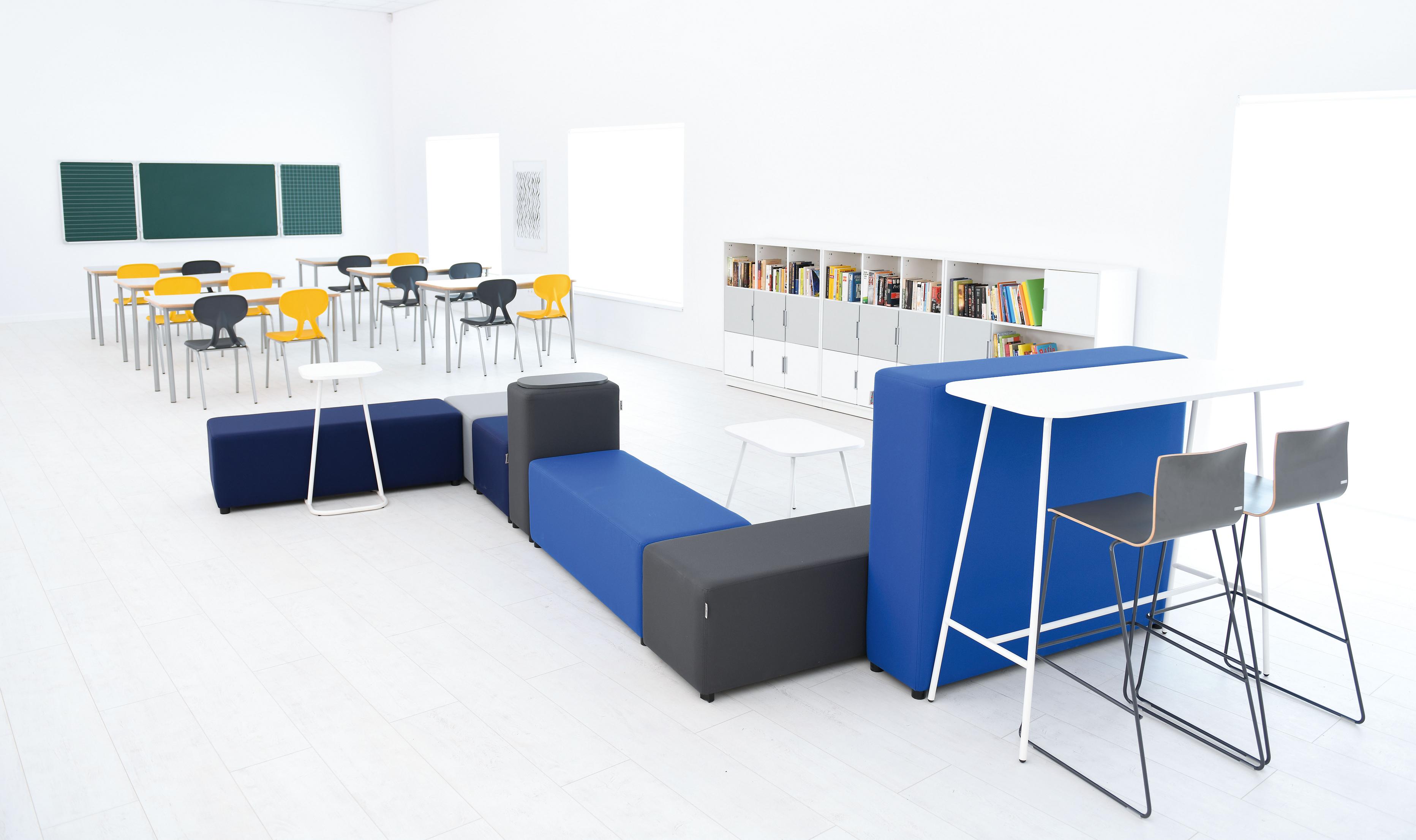 Moderne Sitzlandschaften und Loungemöbel in Schulumgebung.
