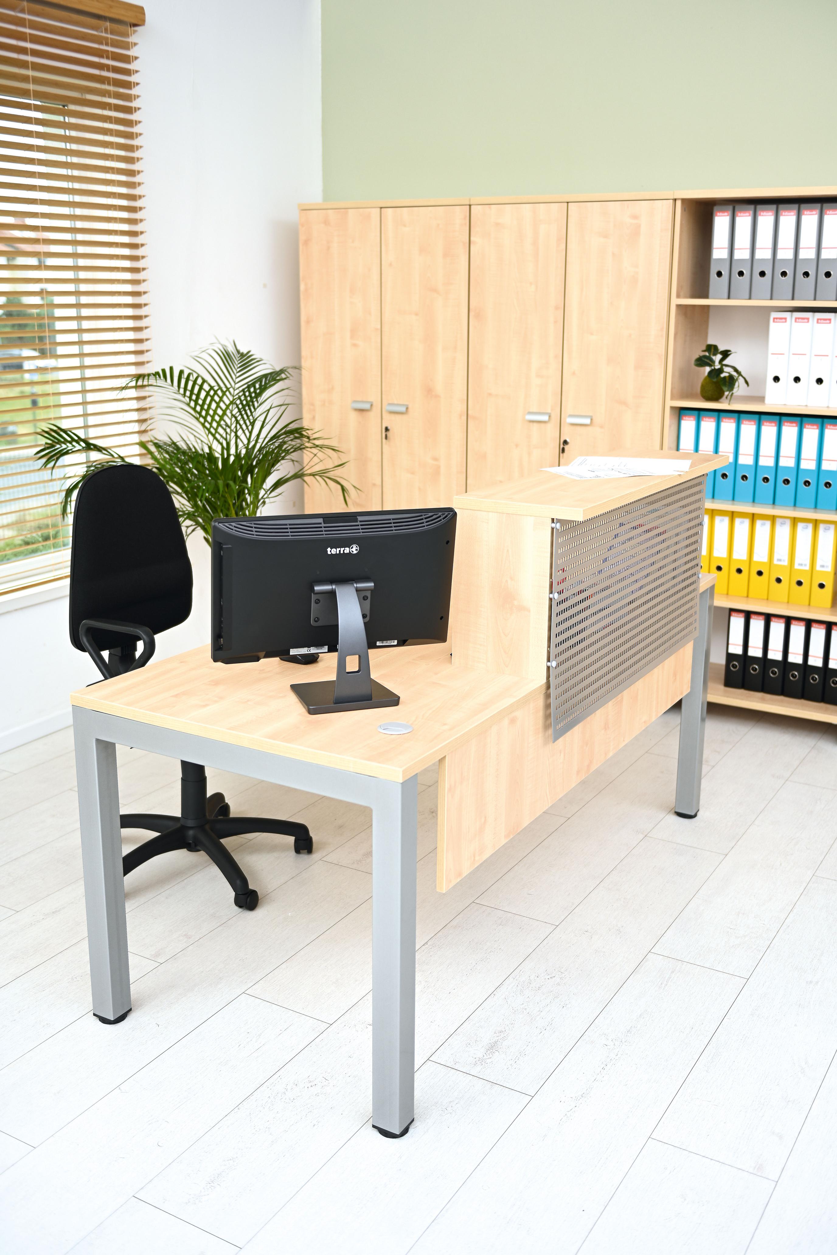 Rezeptionstresen mit Bürostuhl und Monitor im Hintergrund.