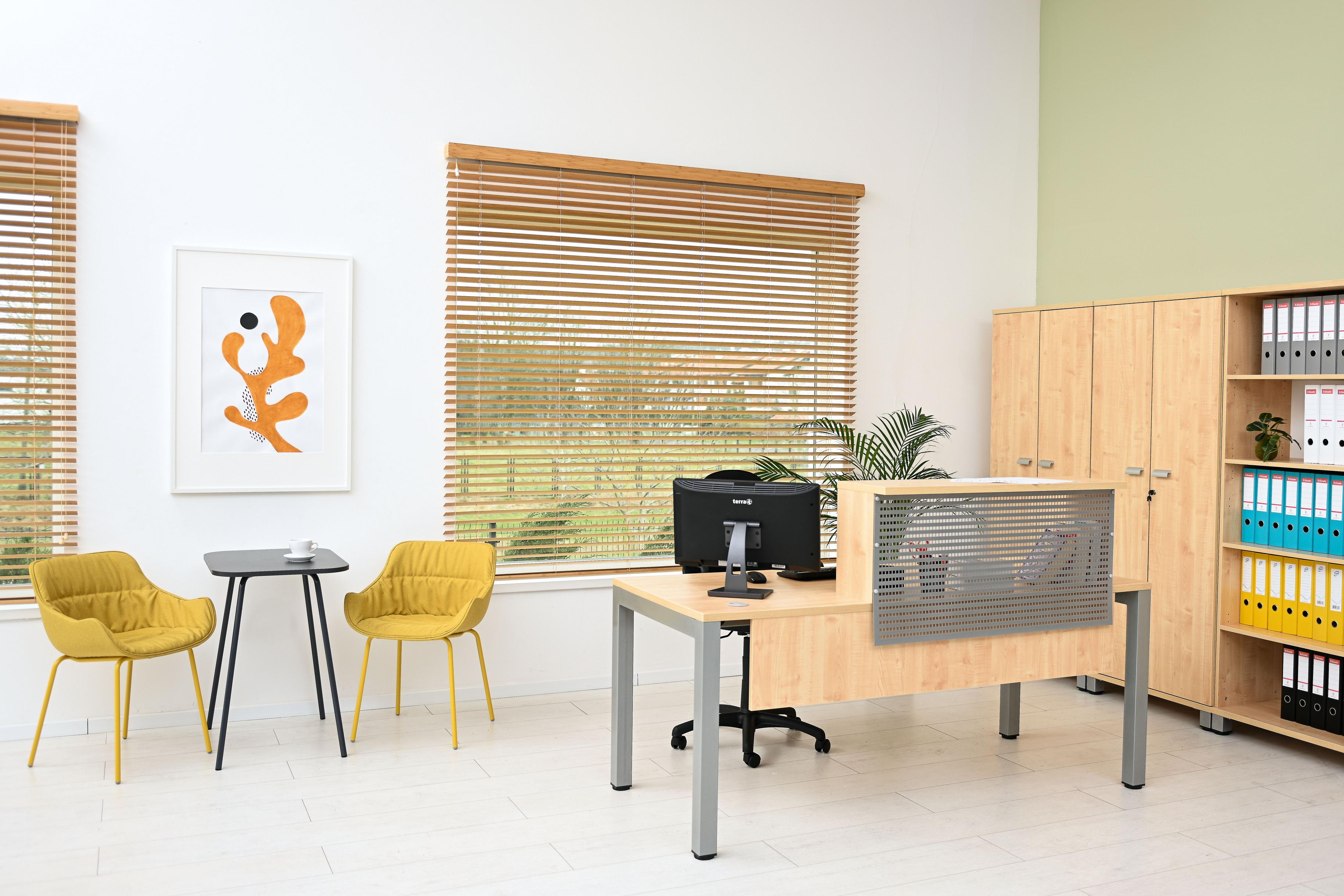 Moderner OPTO Rezeptionstresen im Büro mit Pflanzen.