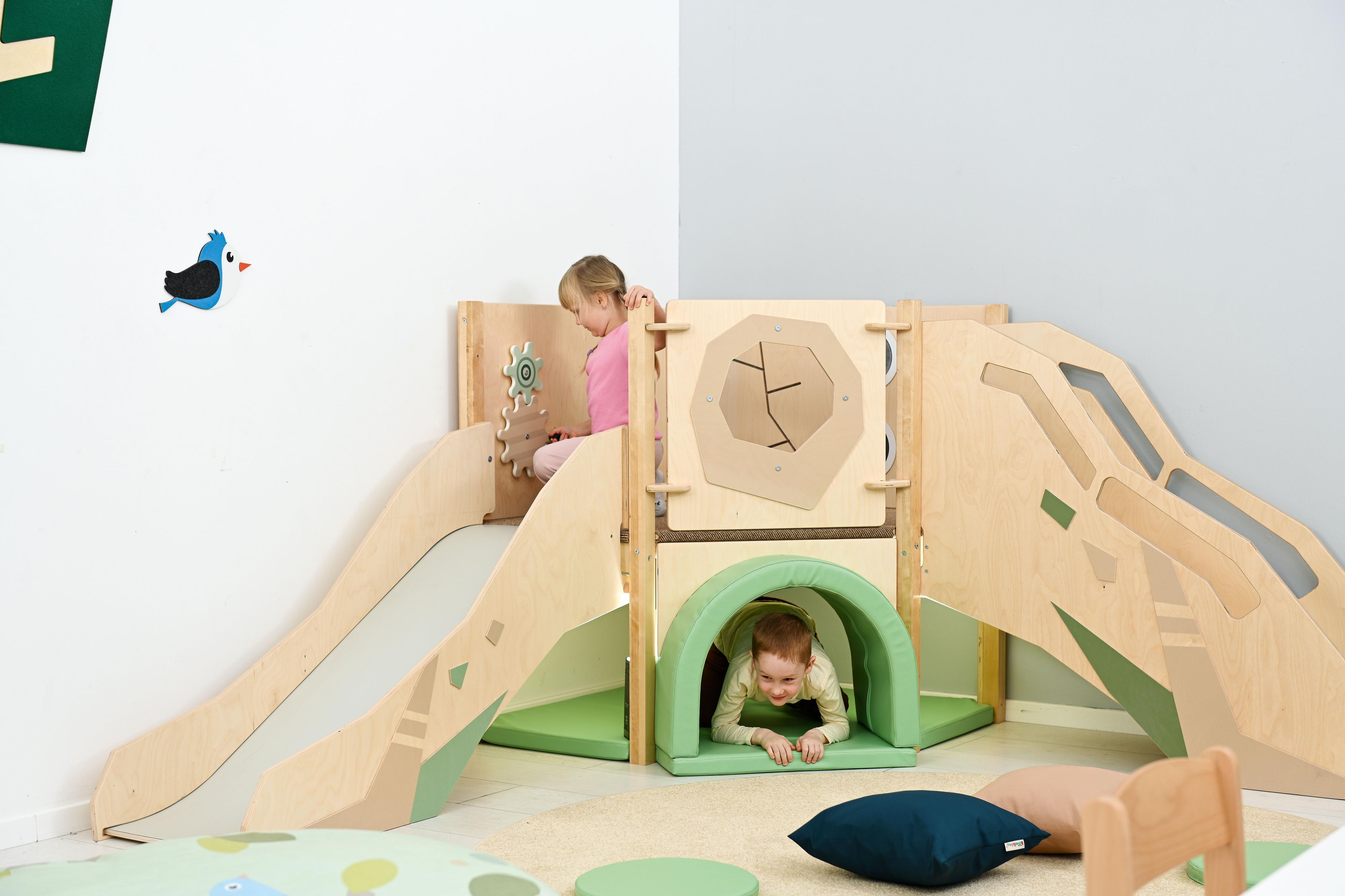 Sensorische Spielecke mit Hochebene, Kinder spielen begeistert.