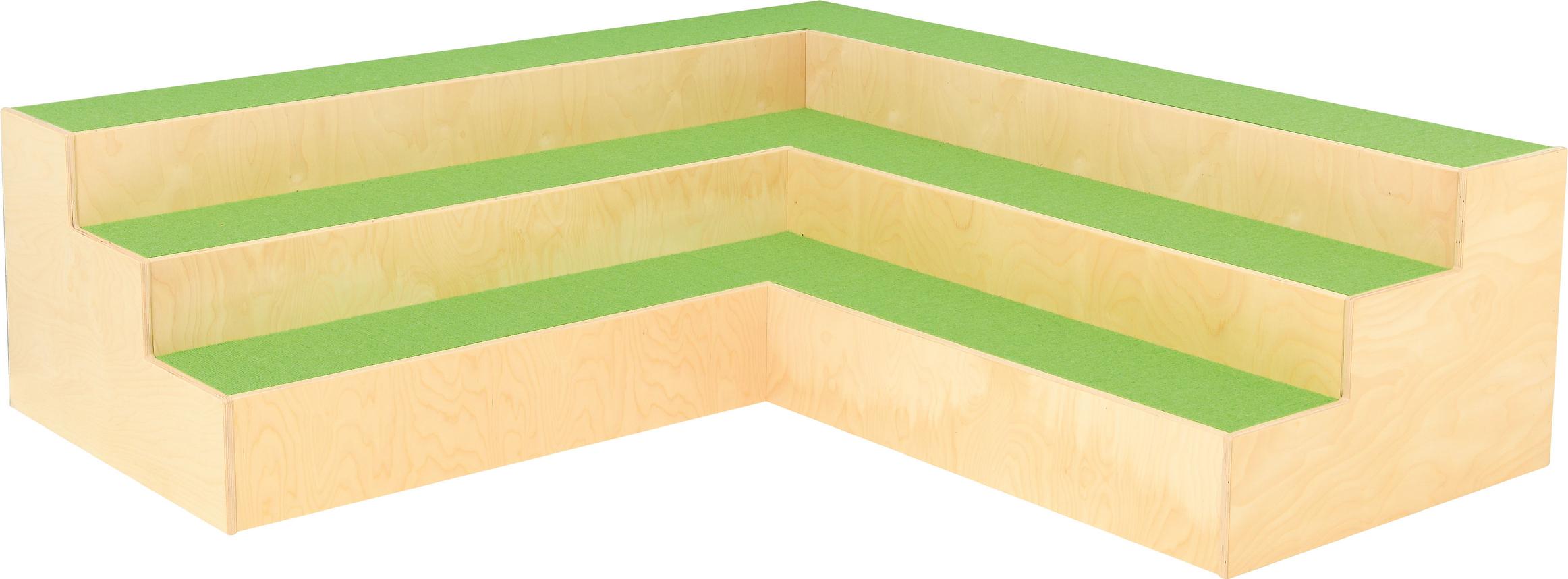 L-förmiges Stufenpodest/Sitzecke mit grünem Teppichbezug.