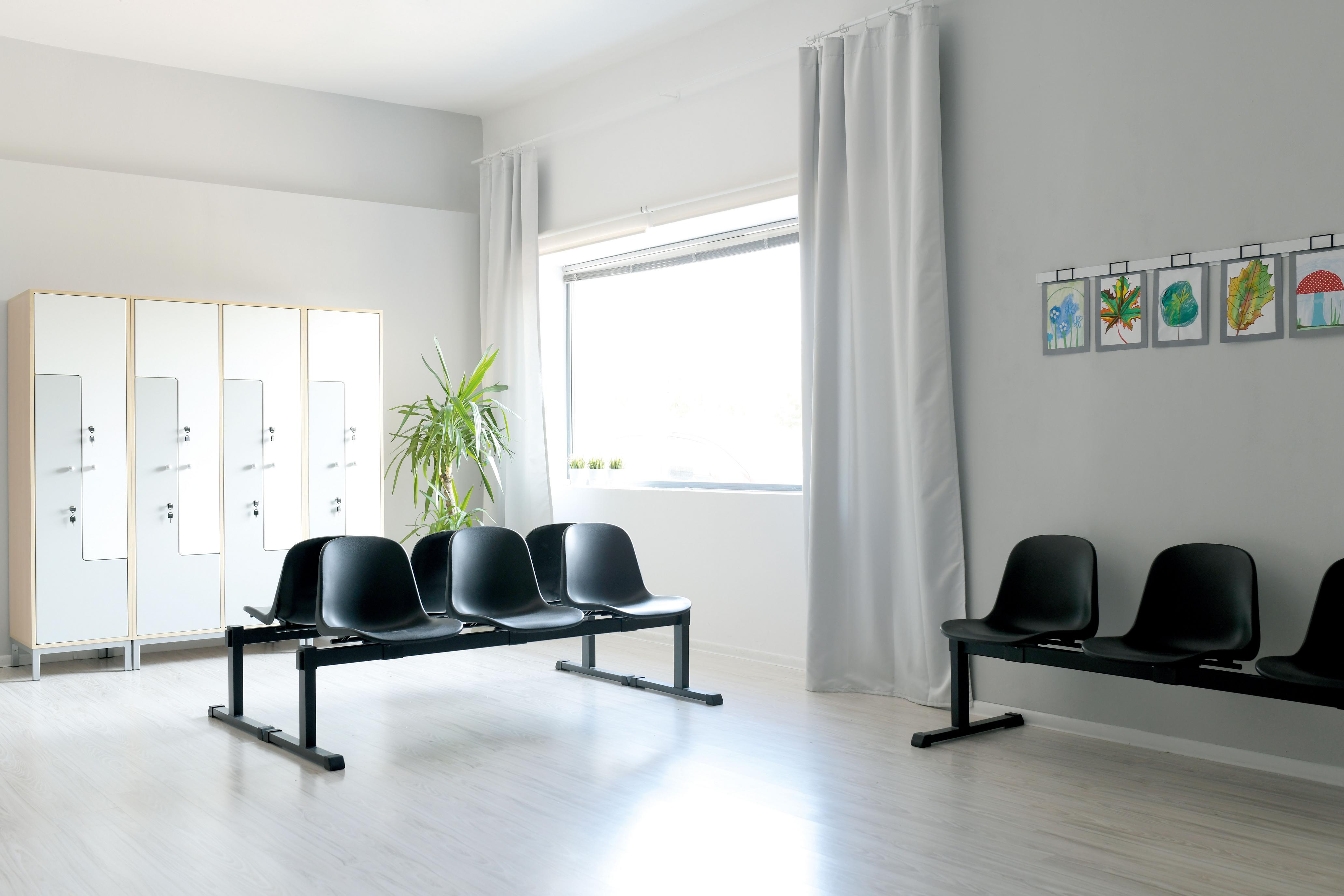 Kleiderschrank mit vier Fächern im Gruppenraum, Schule.