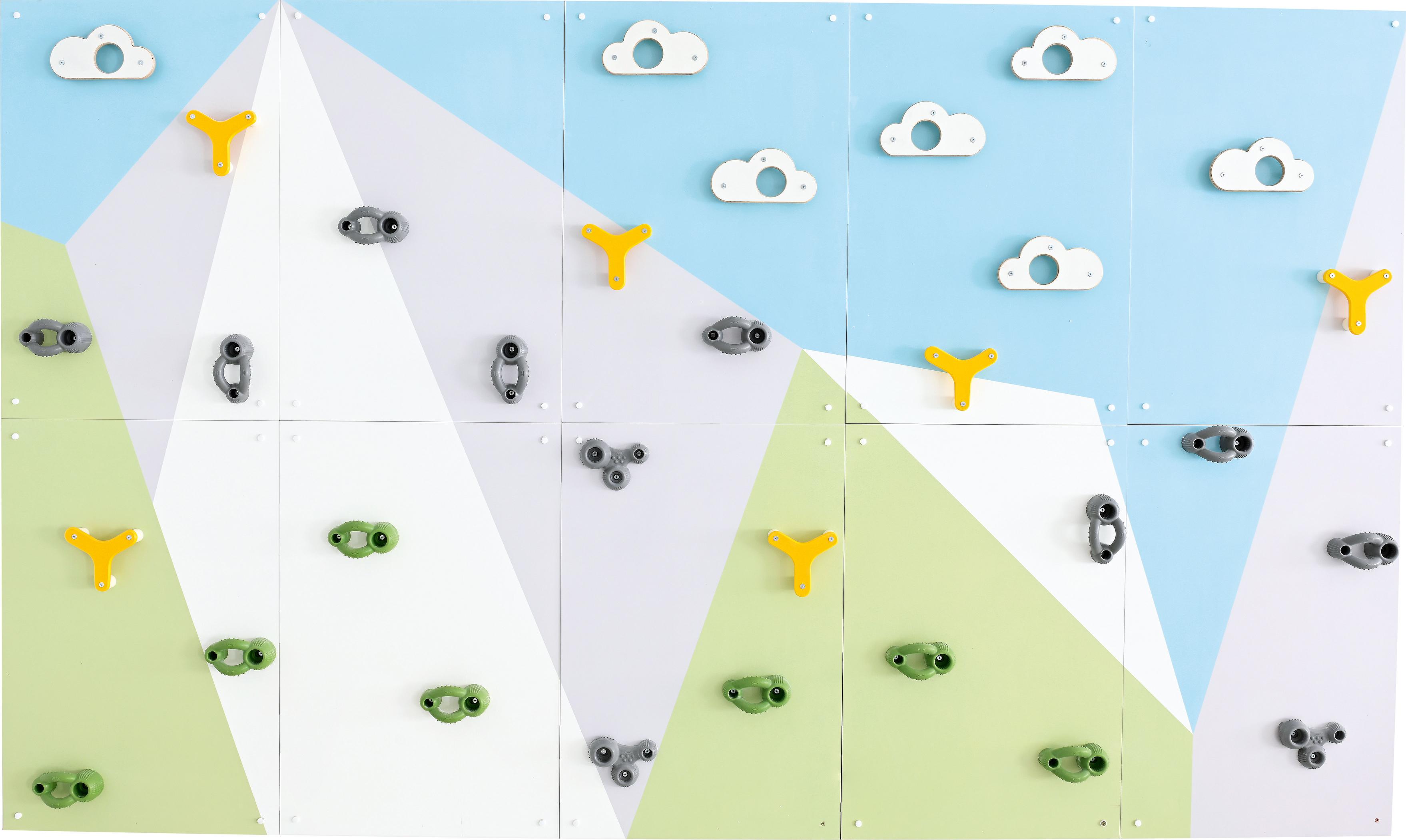 Bunte Kletterwand mit Griffen und Wolkendekor in Sporthalle.