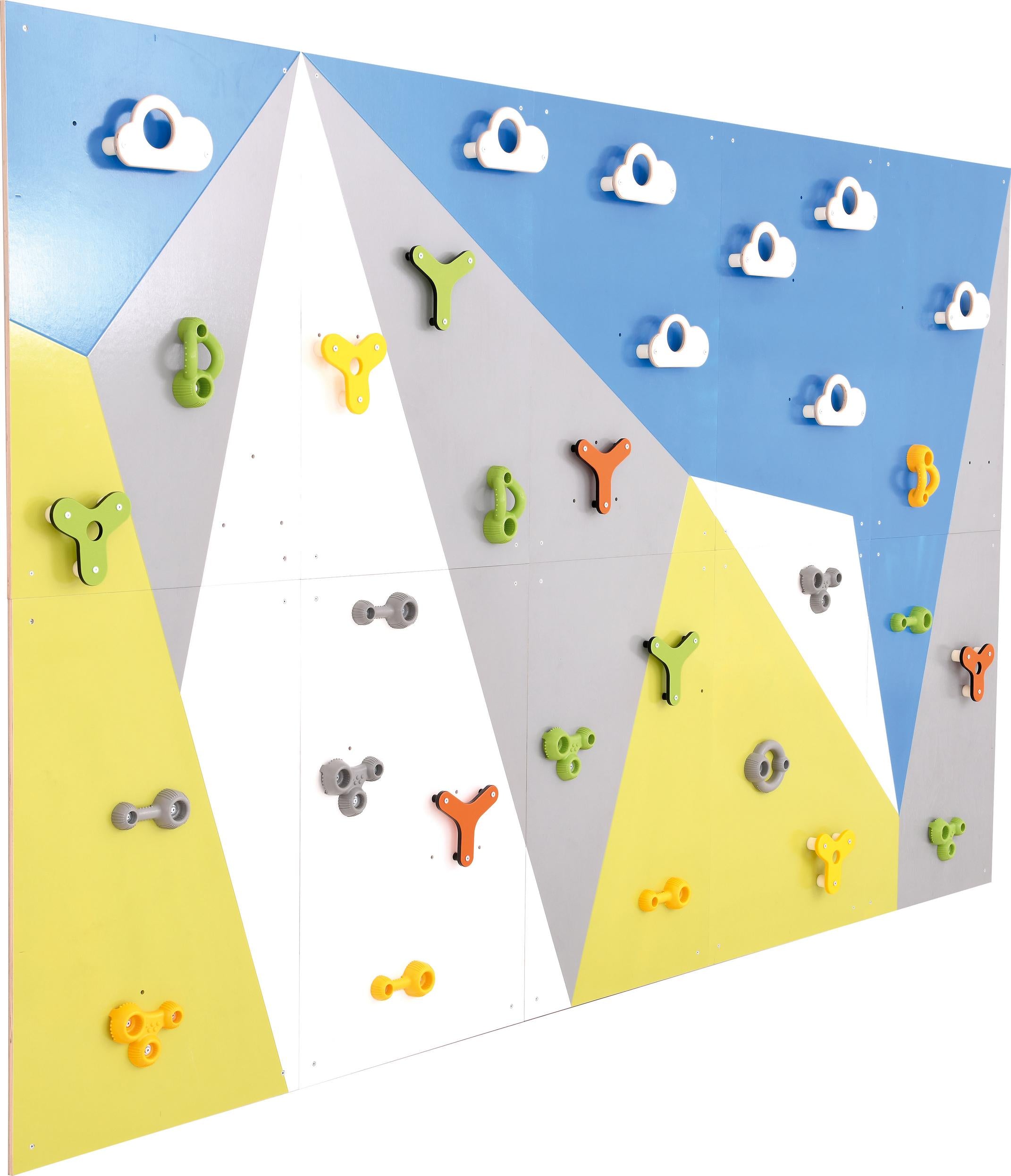 Bunte Kletterwand mit unterschiedlichen Griffen für Schul-Sporthalle.