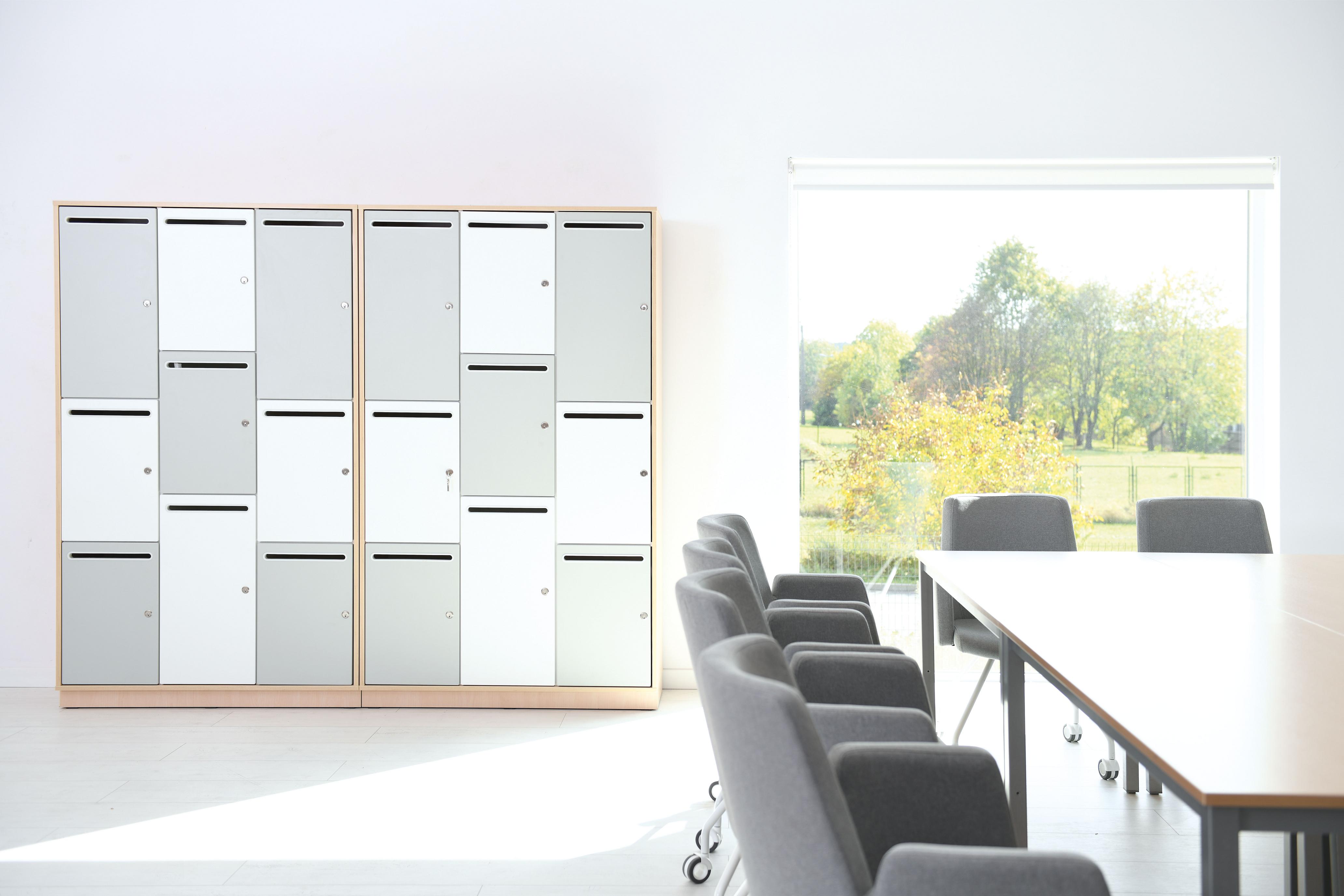 Eigentumsschrank mit 9 Fächern, ideal für Schüler.