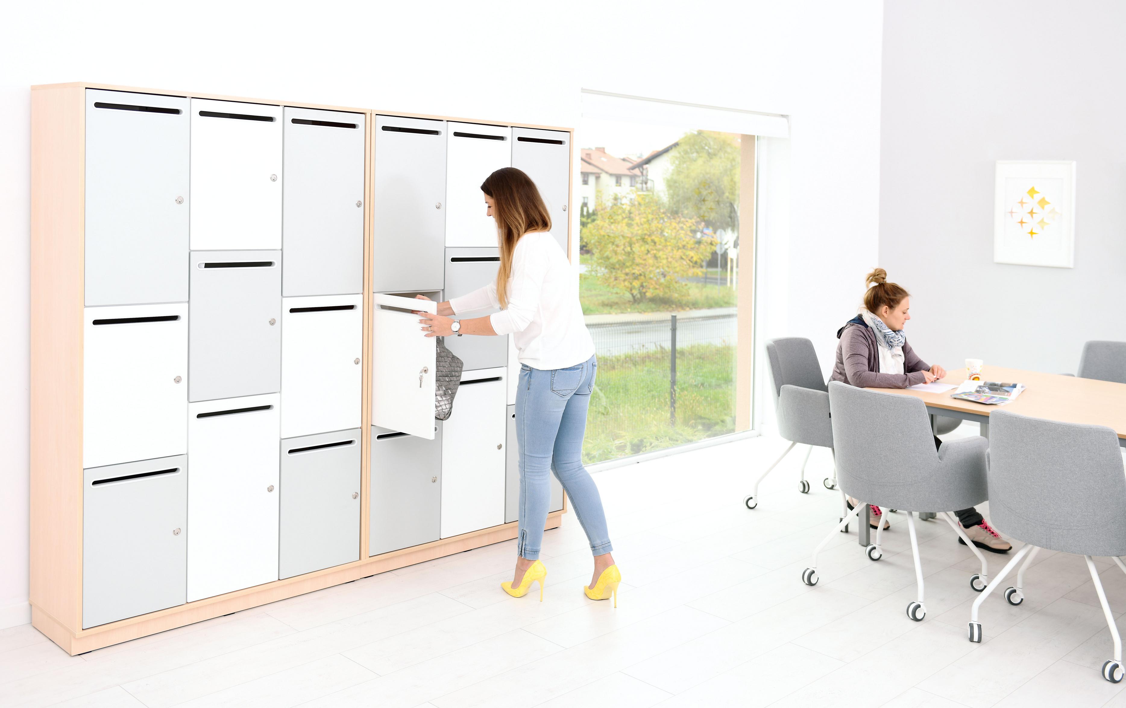 Eigentumsschrank/Spind mit 9 Fächern Für Schüler im Raum.