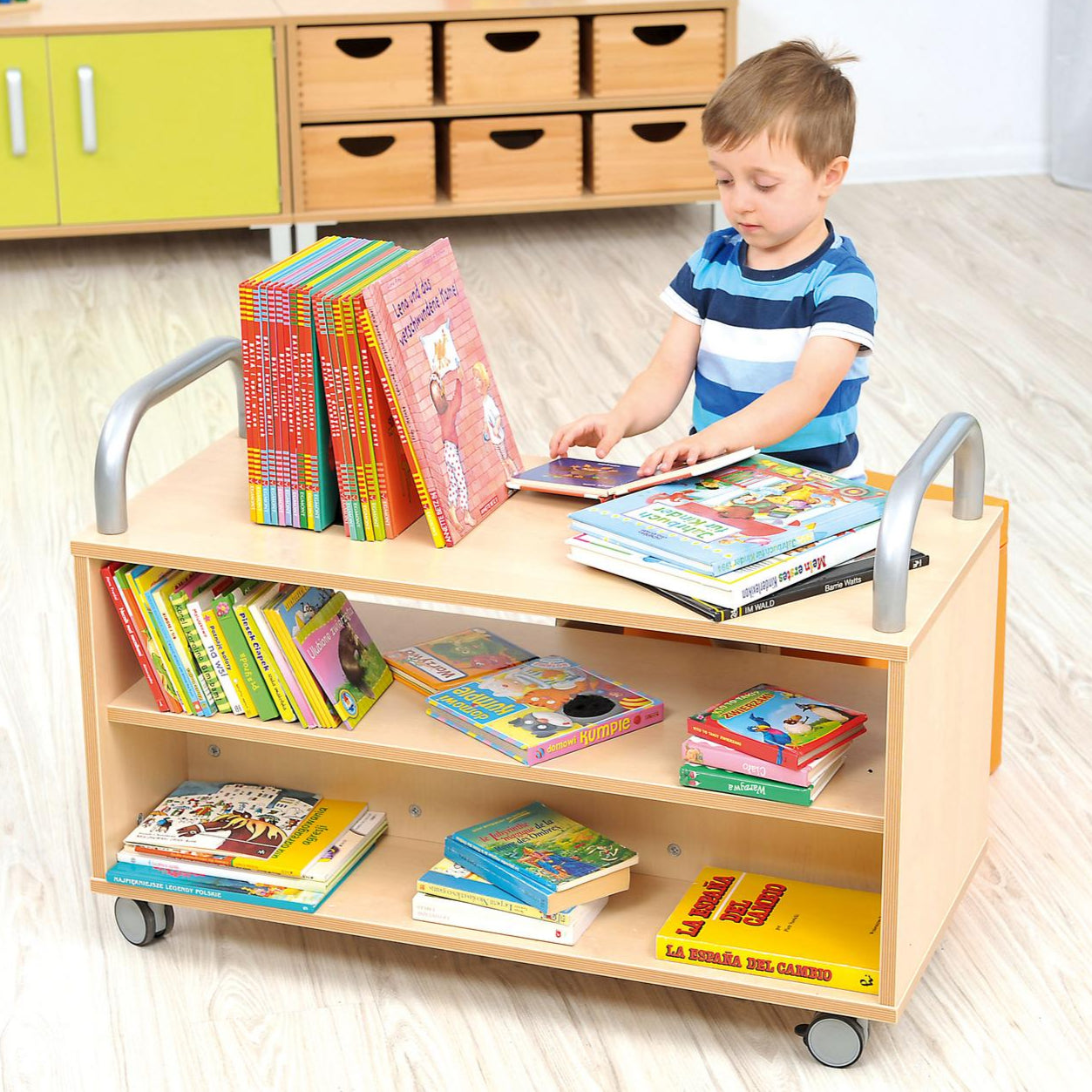 Flexi Bücherwagen in Leseecke mit vielen bunten Büchern. - Produkt wird im Kindergarten oder Schule genutzt.