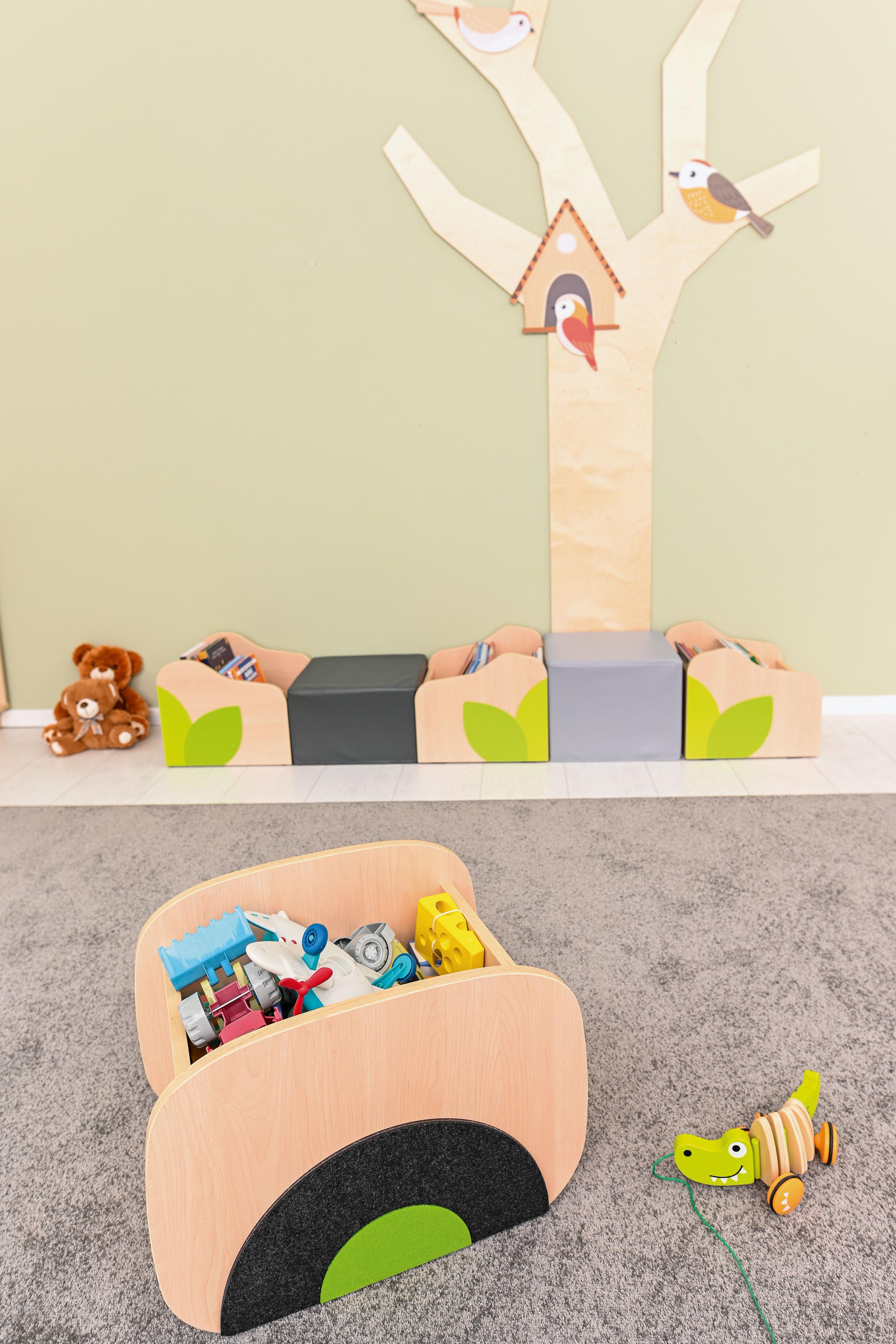 Flora Rollcontainer für Bücher und Spielzeug im Gruppenraum - Produkt wird im Kindergarten oder Schule genutzt.