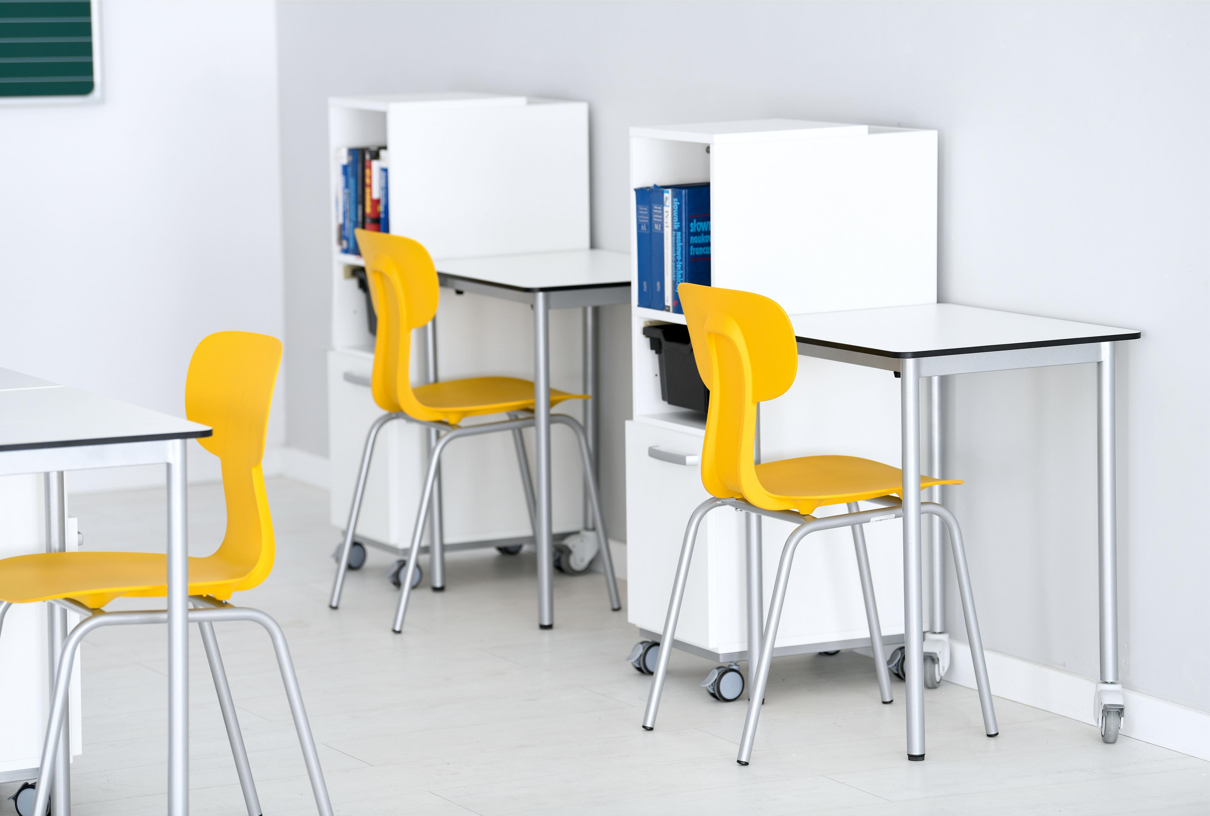 Gelbe Schülerstühle im Klassenzimmer, Schülerstuhl Ergo verfügbar.