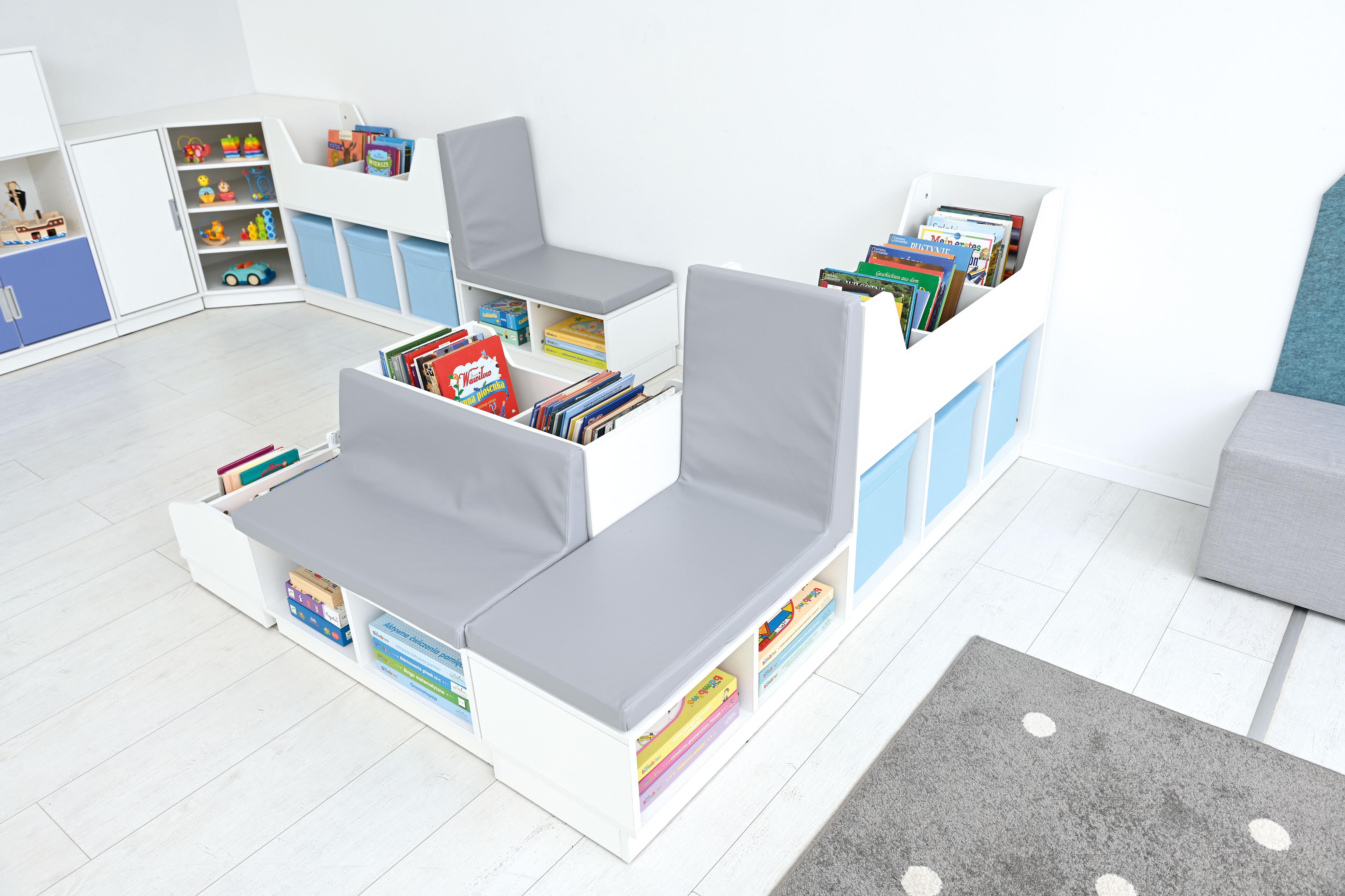 Gemütliche Bücherbank für Leseecke in Kindergartenumgebung. - Produkt wird im Kindergarten oder Schule genutzt.