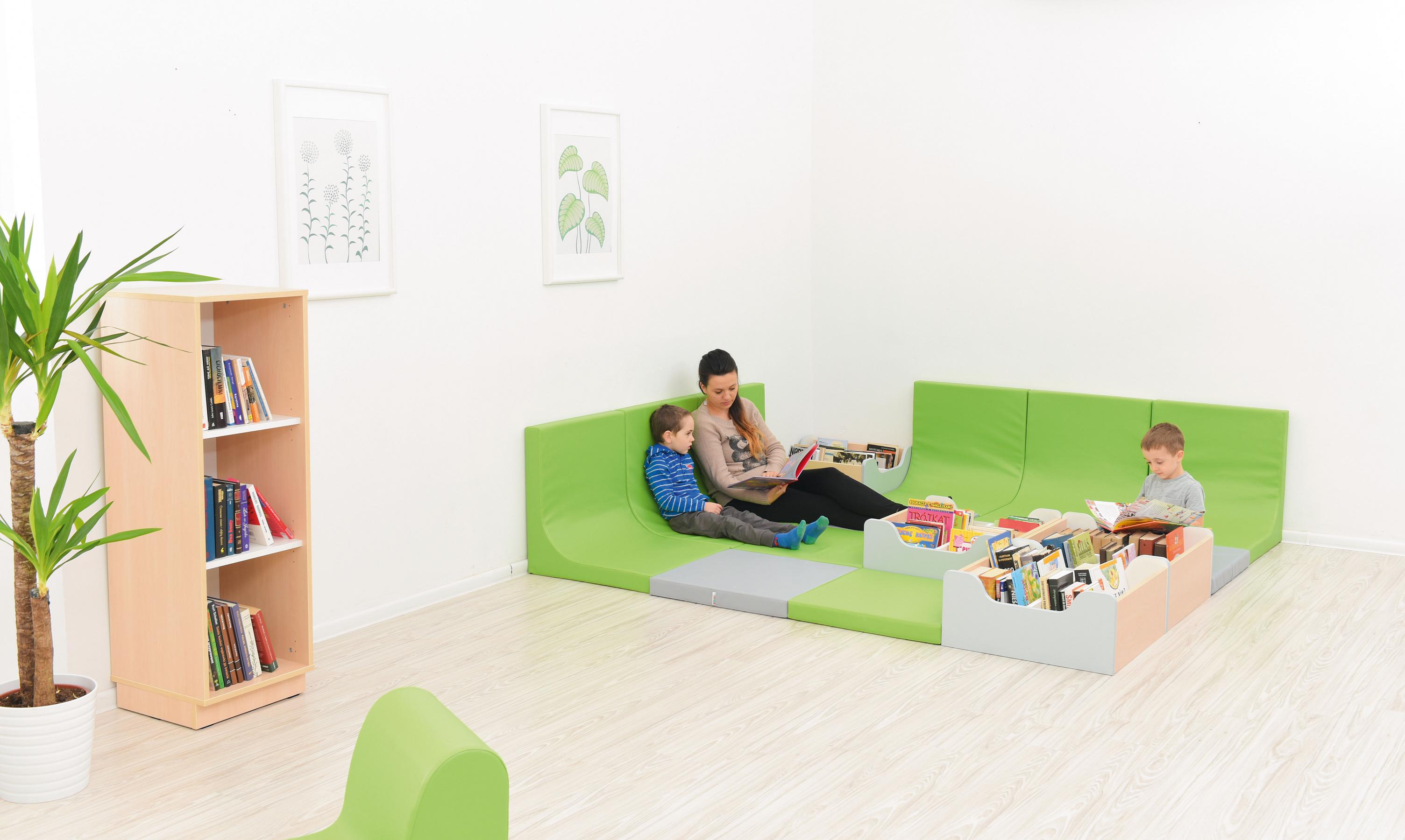 Gemütliche Leseecke mit Kindern im Kindergarten-Leselandschaft. - Produkt wird im Kindergarten oder Schule genutzt.