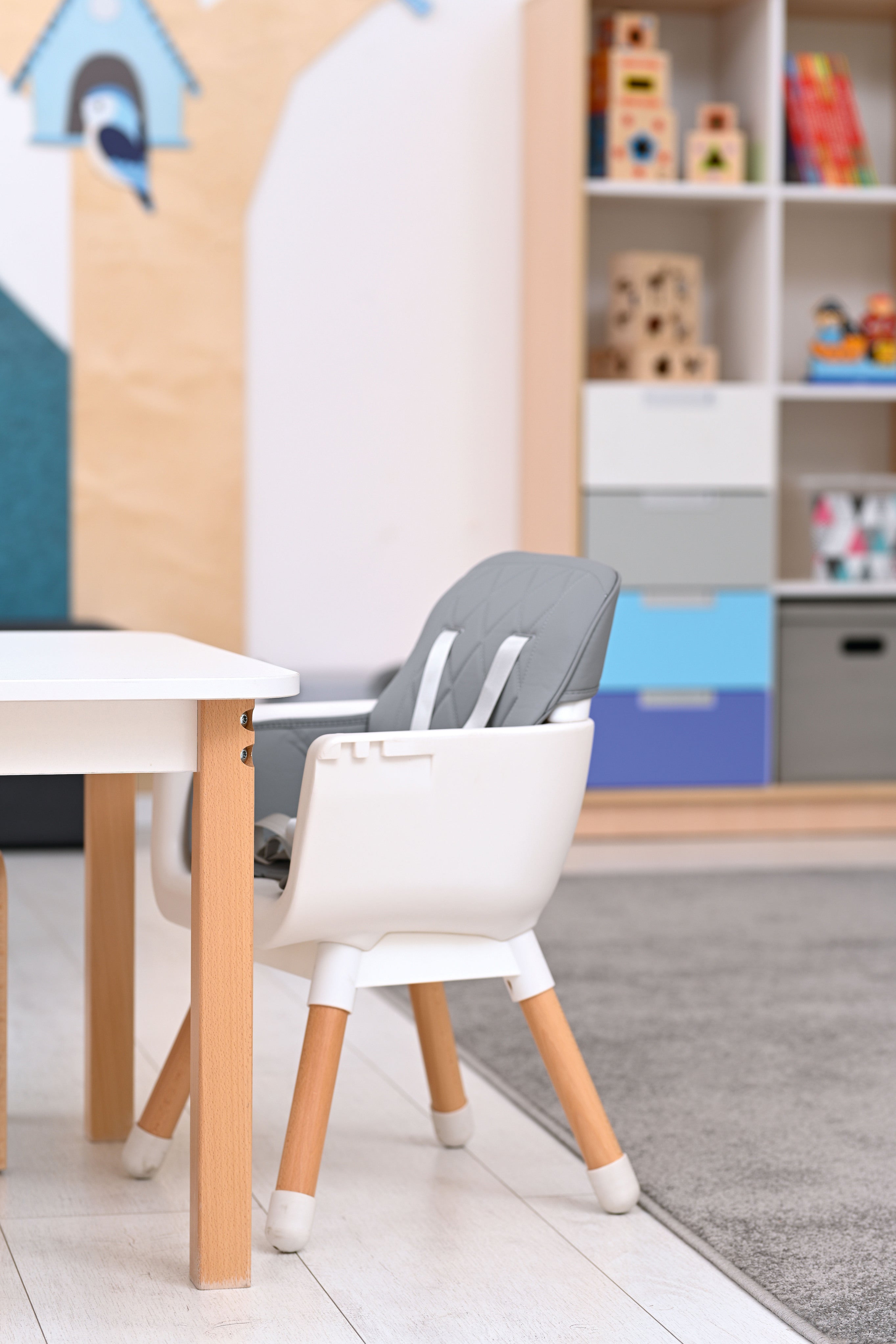 Hochstuhl für Krippe im Gruppenraum am Tisch