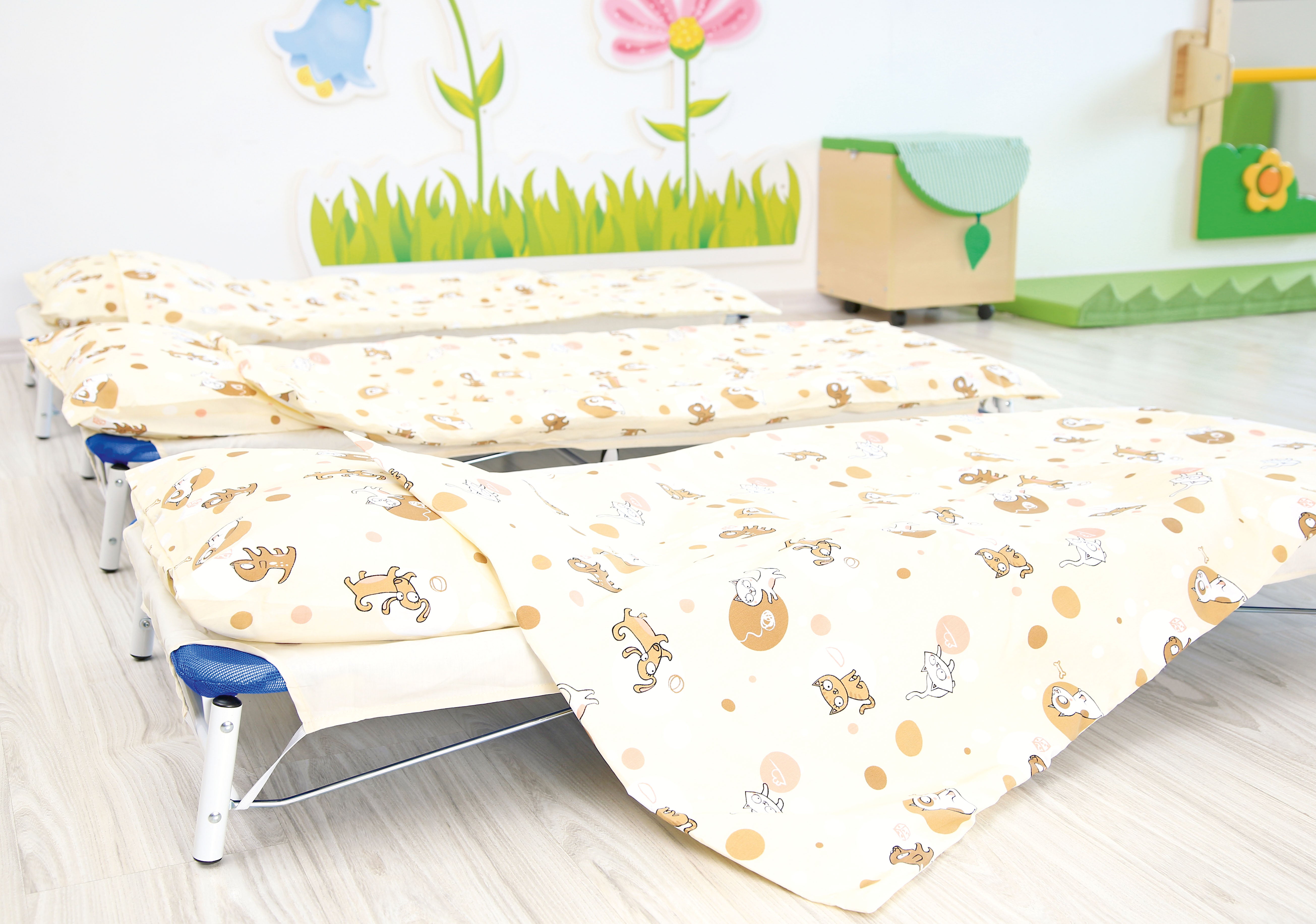 Im Ruheraum Bettwäsche für Krippenbett