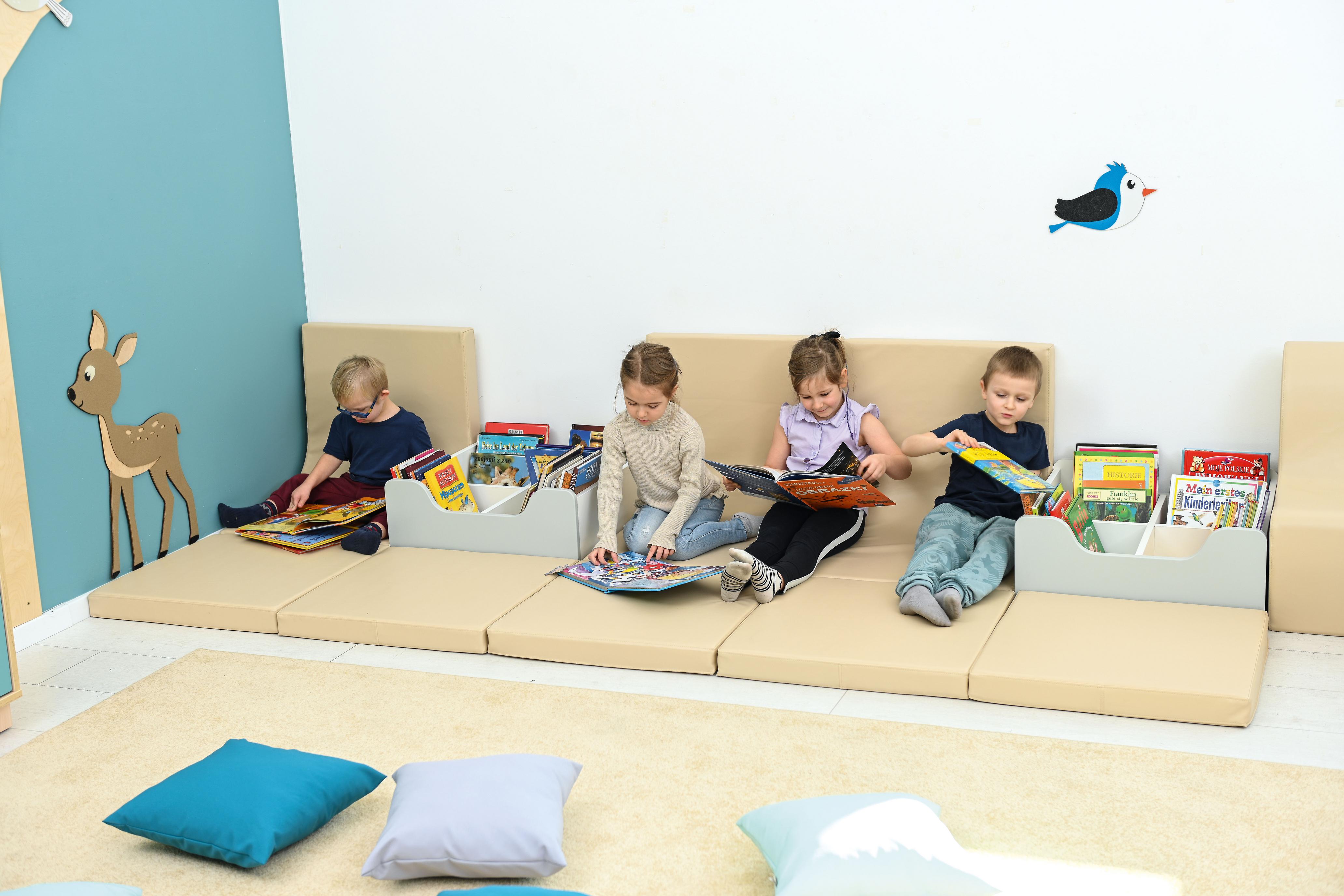 Kinder lesen in der Leseecke mit Bücherkiste. - Produkt wird im Kindergarten oder Schule genutzt.