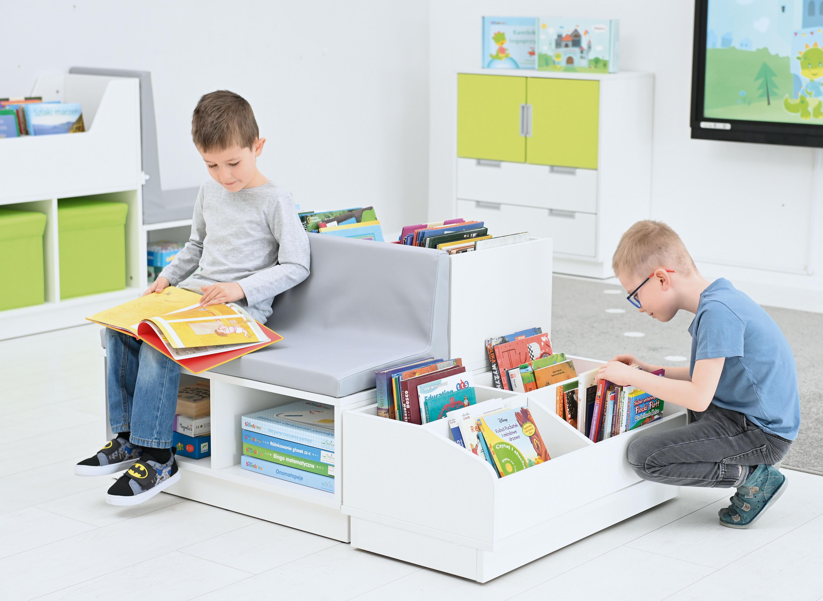 Kinder nutzen Bücherbank in der Leseecke. - Produkt wird im Kindergarten oder Schule genutzt.