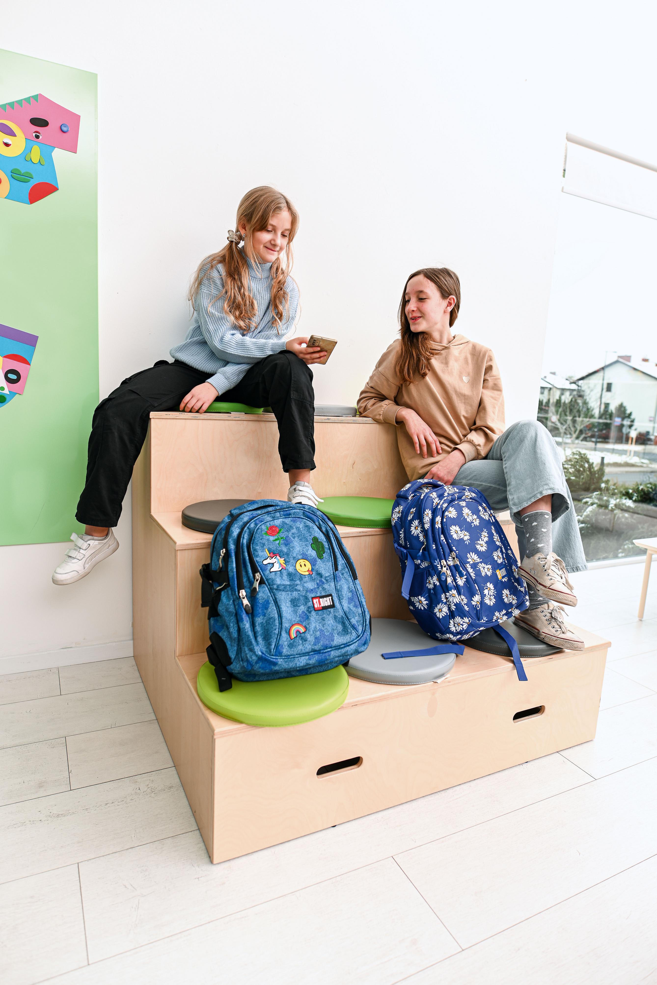 Kinder sitzen auf Stufenpodest H 92 cm im Gruppenraum