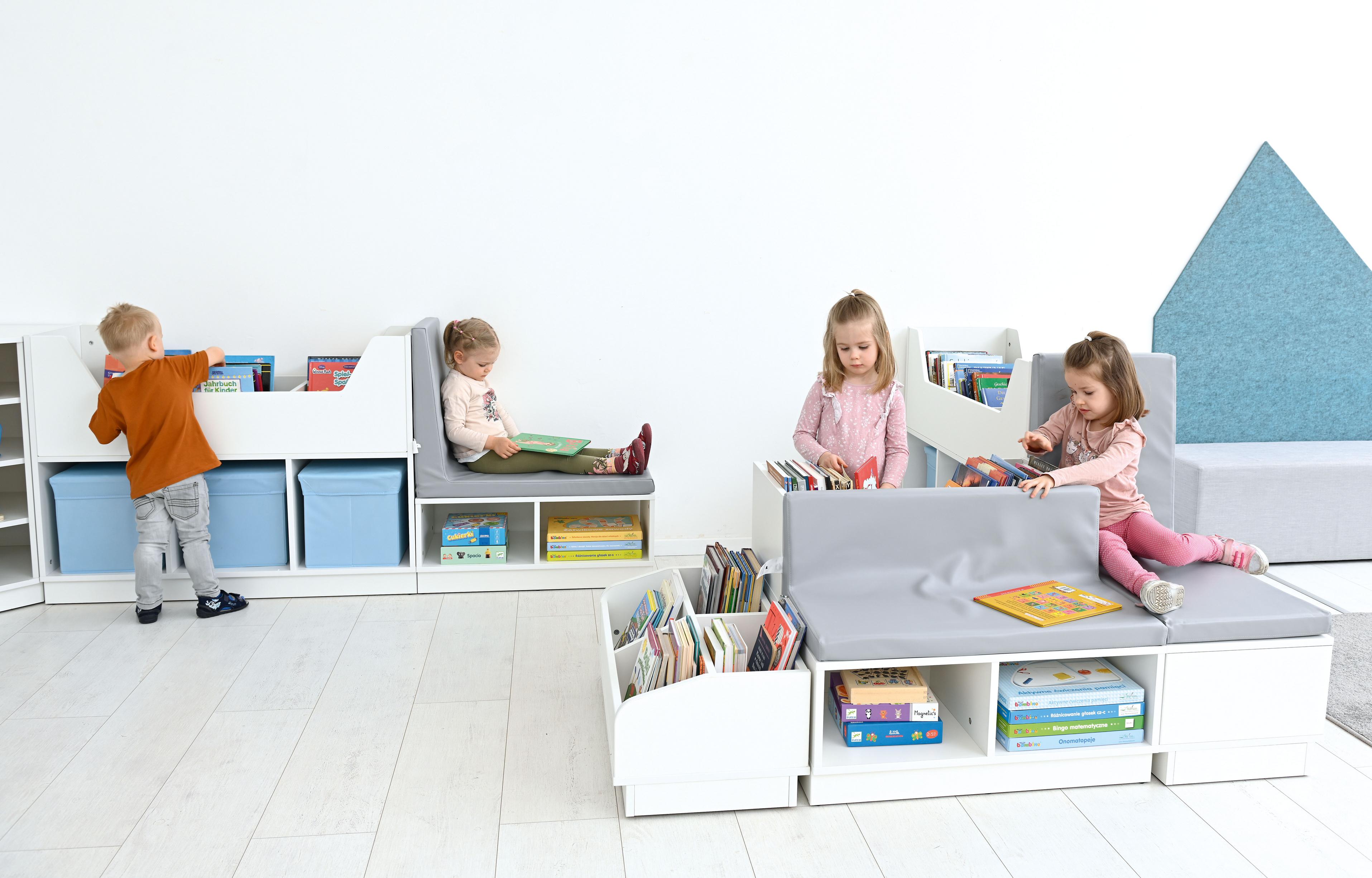 Kinder spielen in der Quadro-Leseecke mit Bücherbank. - Produkt wird im Kindergarten oder Schule genutzt.